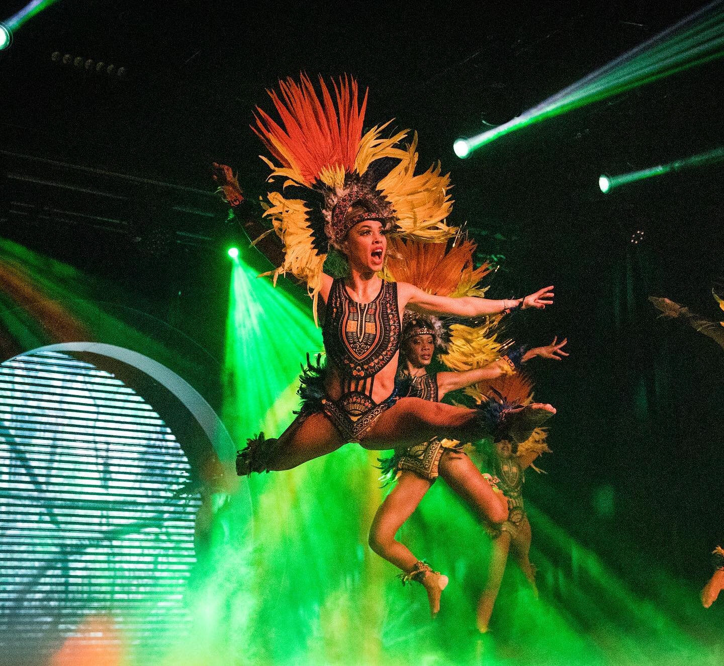 @kriokshow at @moustachecabaret

 
@l.crp_photographie 📸
@gordeeva_helena 💃🏽 

#kriok #kriokshow #brasil #moustachecabaret #show #dancer #indio #guerreiro #cabaretshow #musichall #grandecart #indien #plume #costume #danseuse