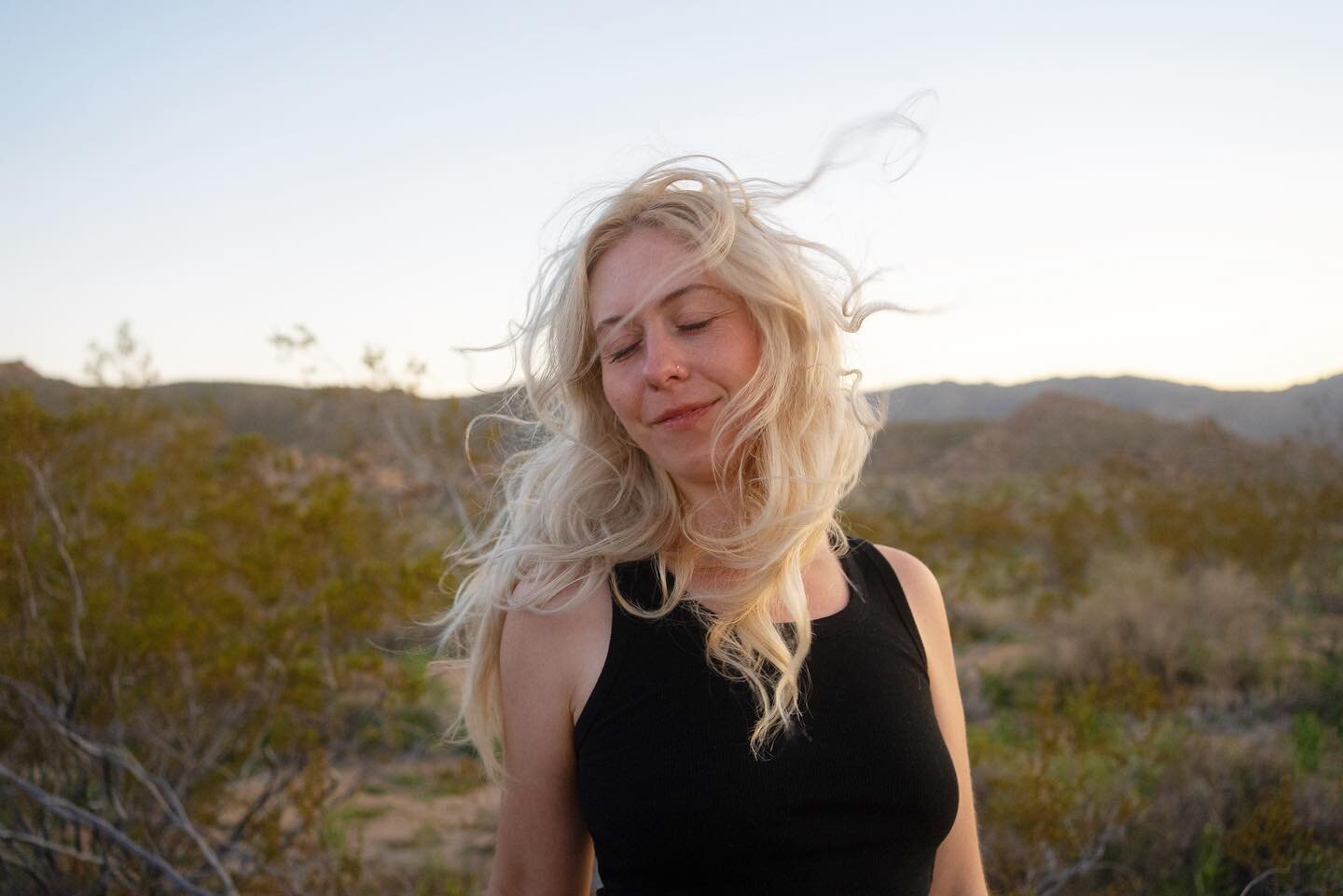 1 week of Makeout! plus some photos from a recent Joshua Tree trip&mdash; hope you&rsquo;re continuing to enjoy my little flirty fun song 💋🚗

📸 @spiderplantmedia