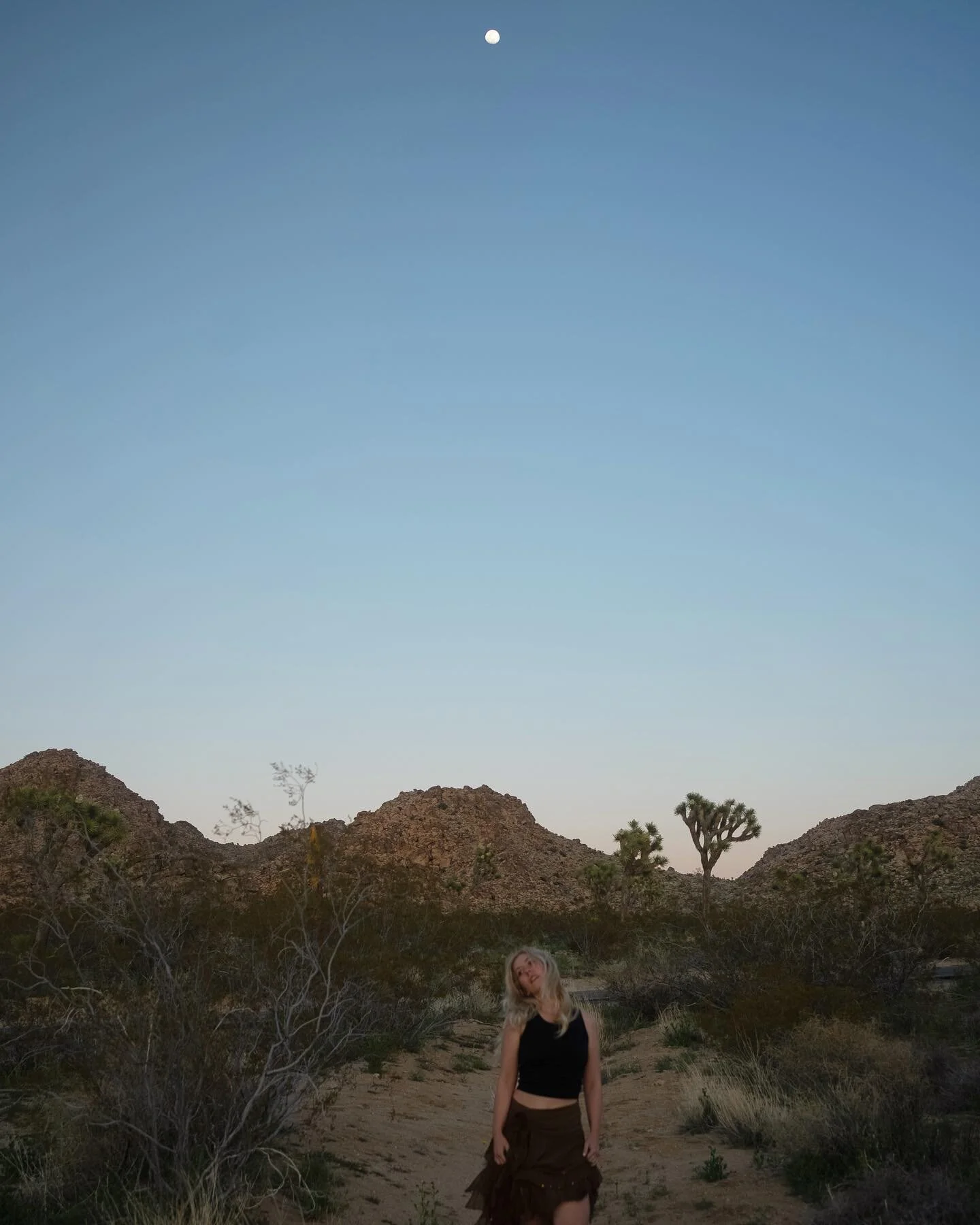 me and the moon 🌙 

AND ready to release music to the world this Friday! you can pre save Makeout at the link in my BIO 💋

📸 @spiderplantmedia is so talented