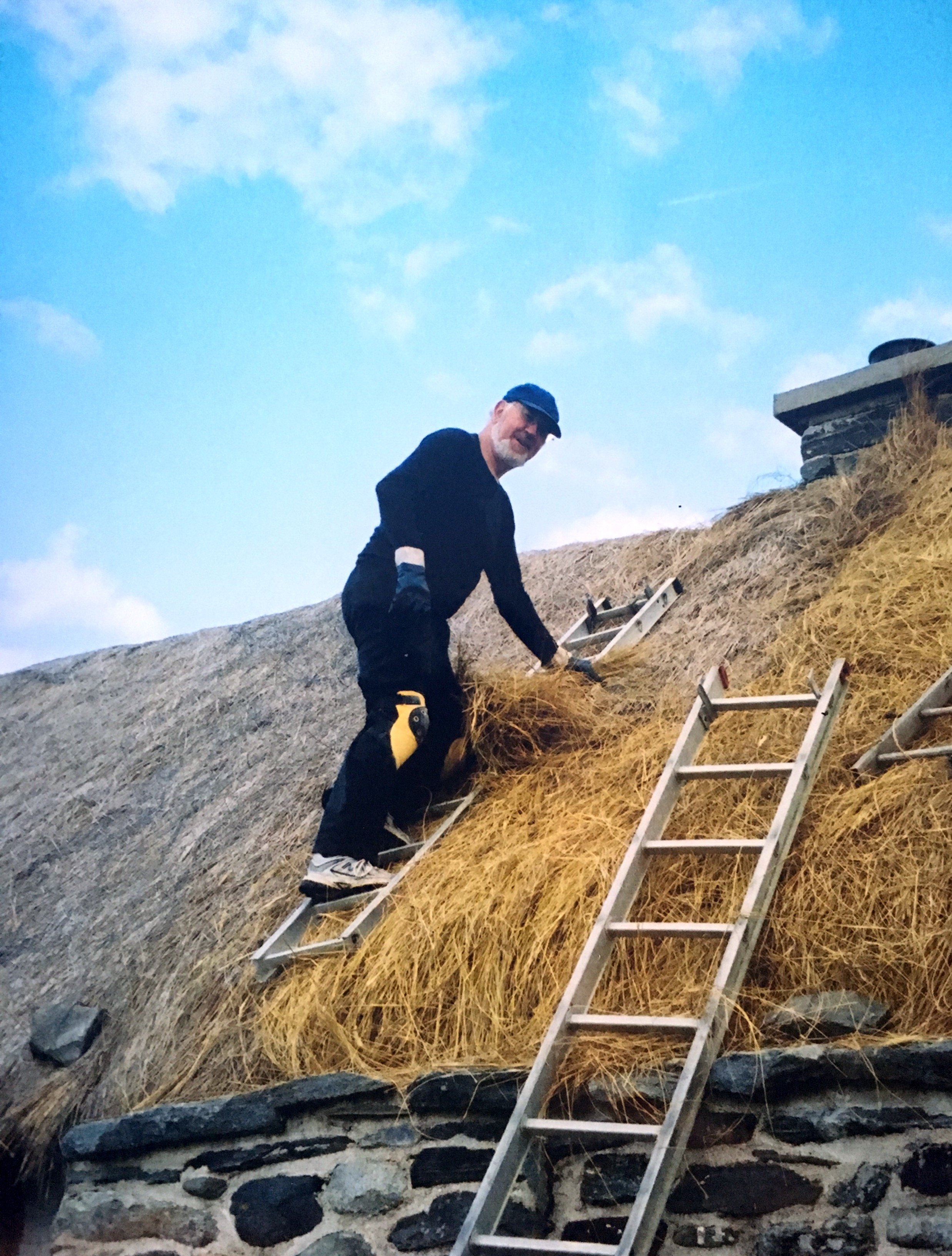 Allan/Ailean Turner laying thatch.