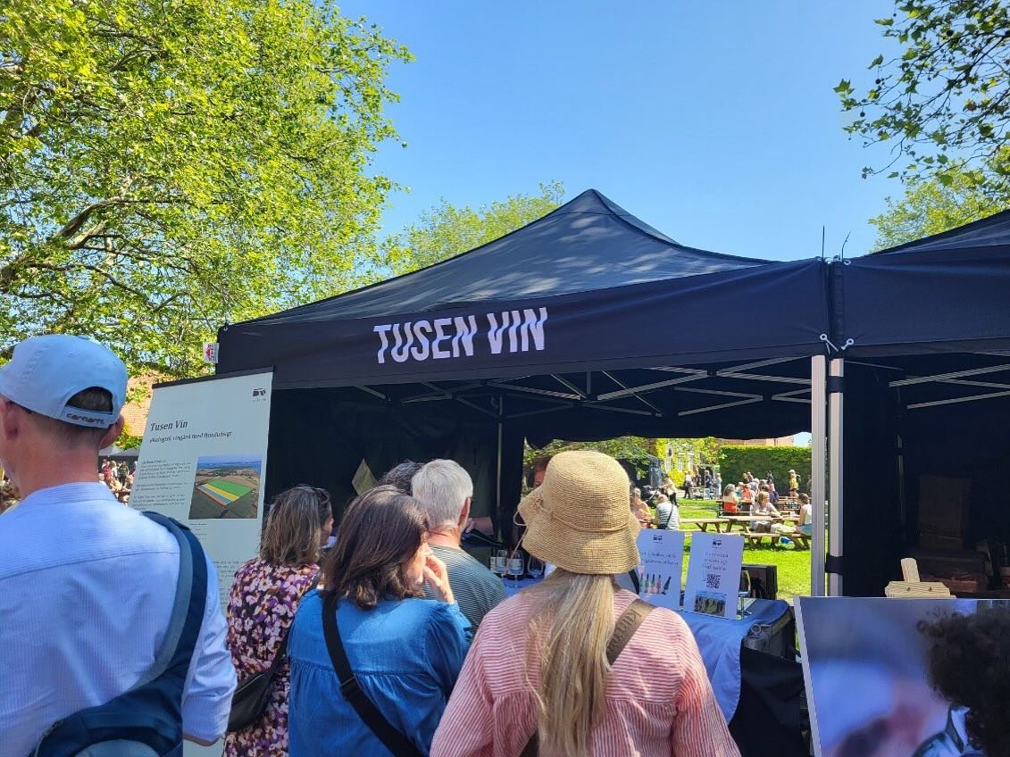Tak for en forrygende første dag på @annebergkulturpark ! I var så mange som kiggede forbi vores stand og prøvede vores vine 😀. Vi er stadigvæk lidt ‘High’ fra alle de rosende ord.
#annebergkulturpark #sm