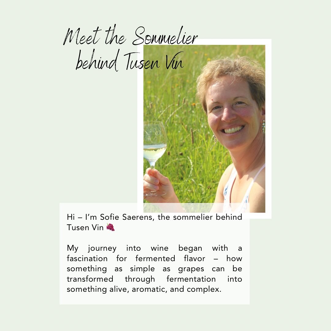 Mød mennesker bag Tusen Vin
Jeg er Sofie Saerens, sommelier og medskaber af Tusen Vin 🍇
Min passion for vin begyndte med en fascination af fermentering – hvordan smag og aroma udvikler sig og får liv.
Som sommelier arbejder jeg m