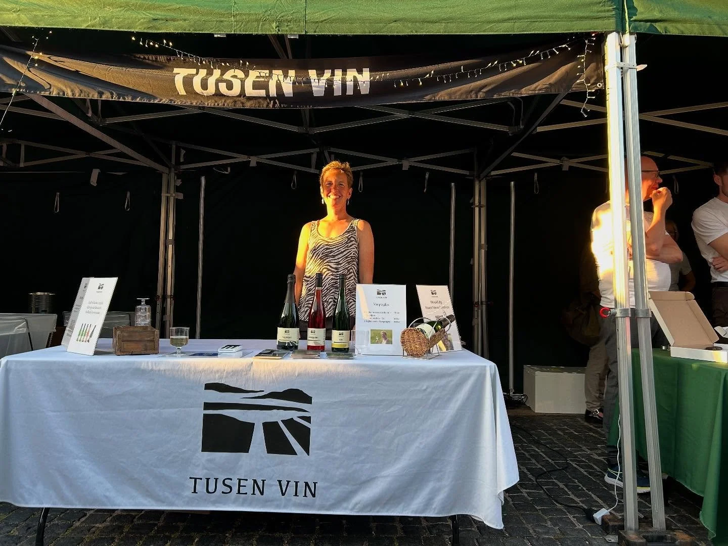 Sikke en skøn aften i Holbæk i går! 🌟
Tak fordi I kom forbi og delte jeres vin-glæde med os 🥳🍇
#danskvin #danskvingård #holbaek #aftensalgiholbæk #tusenvin