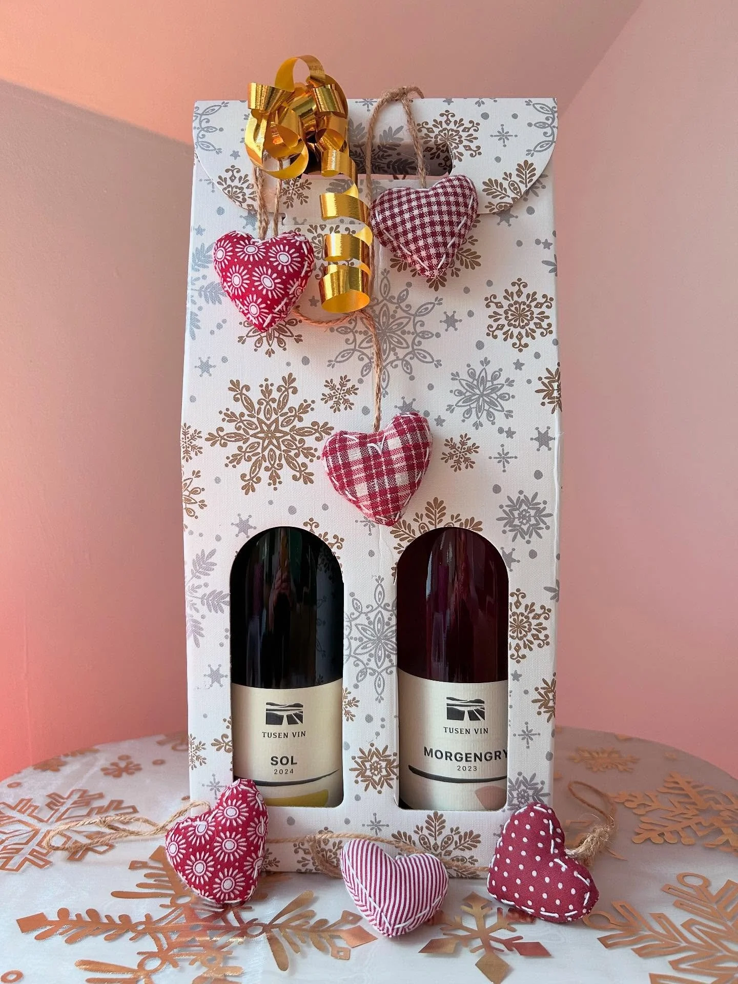 🎄 Julegaver fra Tusen Vin 🎁
December er noget s&aelig;rligt hos os &ndash; og du kan finde &aring;rets gave lige her p&aring; vores lille, &oslash;kologiske ving&aring;rd.⁣

✨ Til virksomheder
Giv en personlig og lokal julegave, der smager af dansk