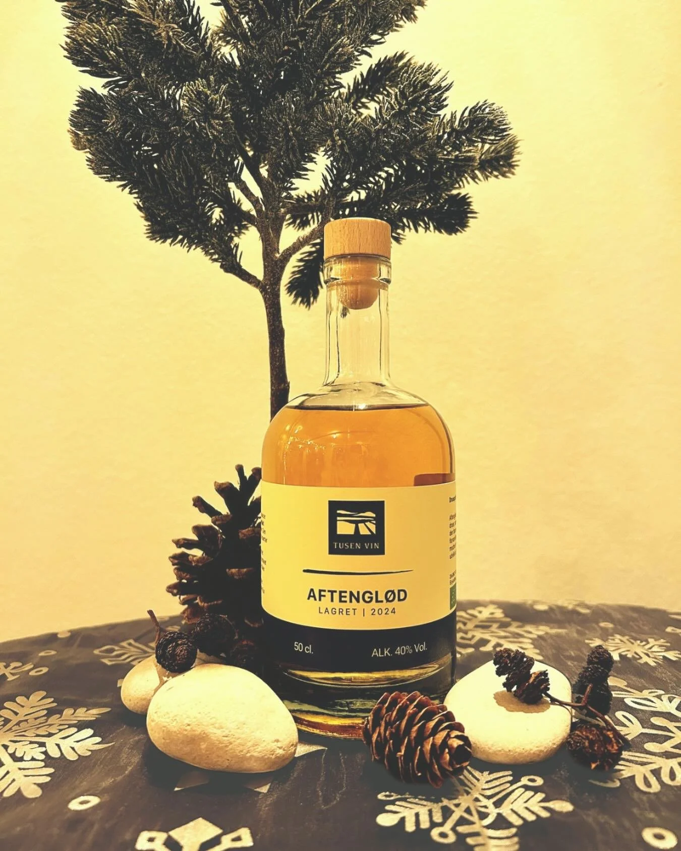 🔶 Ny lancering hos Tusen Vin: Aftengl&oslash;d 🔶

P&aring; fredag introducerer vi et nyt kapitel i vores arbejde med dansk drueh&aring;ndv&aelig;rk: Aftengl&oslash;d, vores f&oslash;rste &oslash;kologiske druespiritus, destilleret p&aring; druer fr