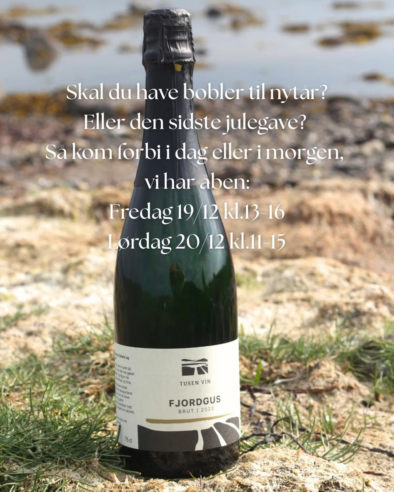 ✨ Skal du have bobler til nyt&aring;r? ✨
Eller mangler du den sidste julegave 🎁
&ndash; eller den helt rigtige vin til julebordet? 🍷

S&aring; kig forbi i dag eller i morgen, vi har &aring;bent:

🕰 Fredag 19/12 kl. 13&ndash;16
🕰 L&oslash;rdag 20/