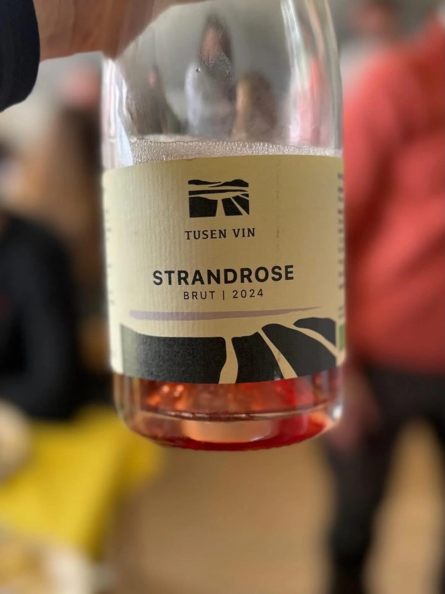 TAK 💛

Hvor er vi bare taknemmelige!
Tak til alle jer, der lagde vejen forbi i p&aring;sken &ndash; trods det til tider ret voldsomme vejr &ndash; for smil, gode snakke, nysgerrighed og for at smage p&aring; vores vine 🍇🥂

Det betyder virkelig meg