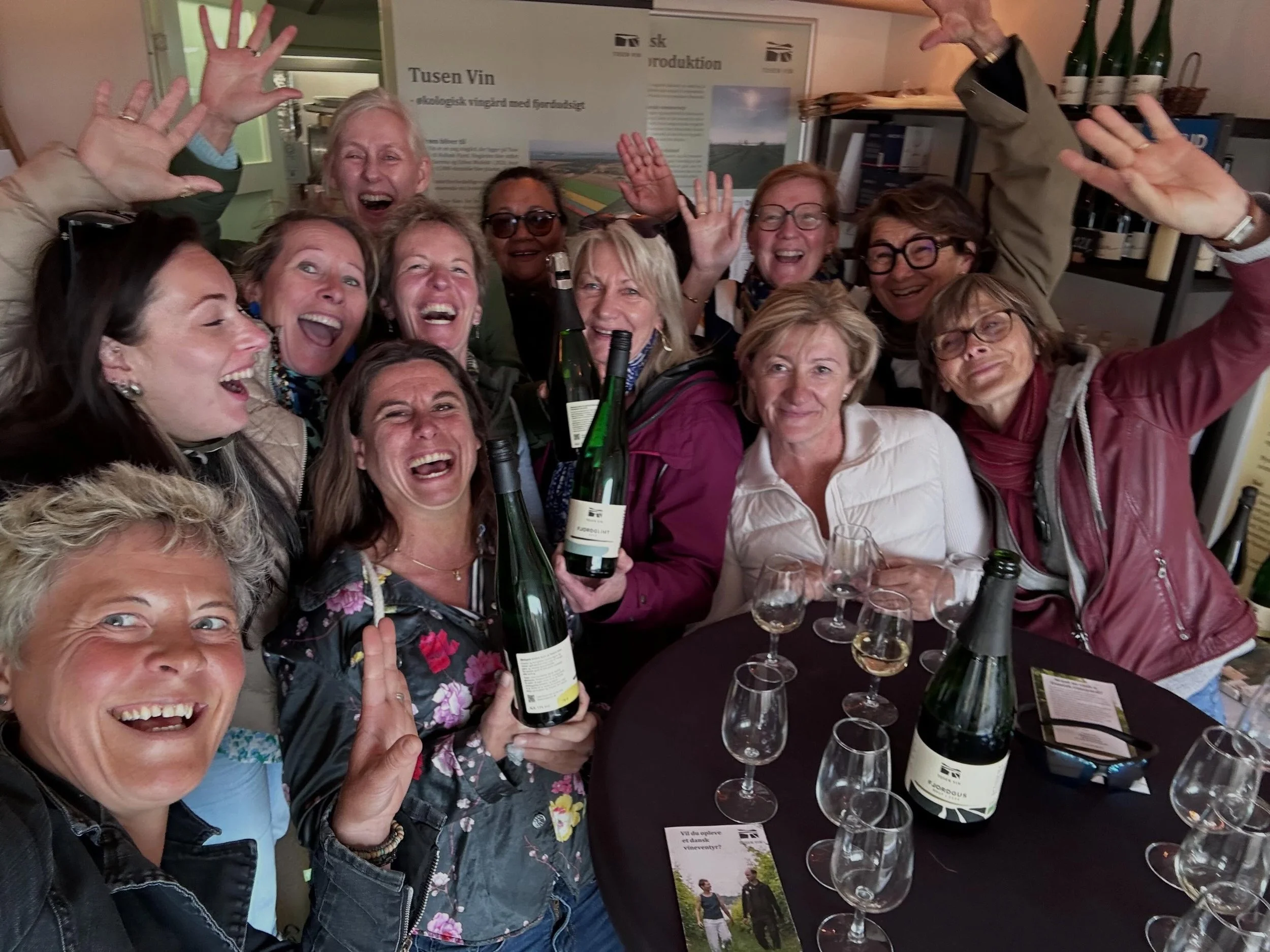 Der er noget helt s&aelig;rligt ved at m&oslash;des med mennesker, der deler samme passion 🍾✨

I g&aring;r fik vi bes&oslash;g af nogle dygtige kvindelige champagne-vinb&oslash;nder, og samtalerne gik hurtigt helt ned i detaljerne om mousserende vin