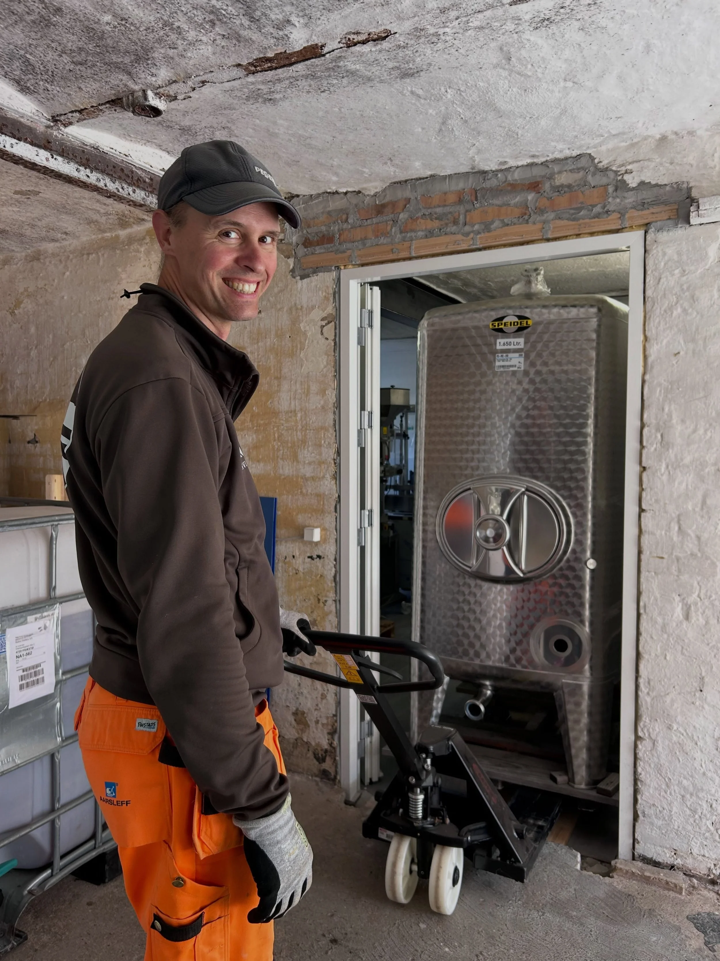 🍇 Sidste tank p&aring; plads &ndash; vi er klar til h&oslash;st! 🍷

Der bliver gjort klar til &aring;rets vigtigste tid p&aring; ving&aring;rden. I dag er vi i gang med at s&aelig;tte den sidste tank p&aring; sin endelige plads i vineriet &ndash; o