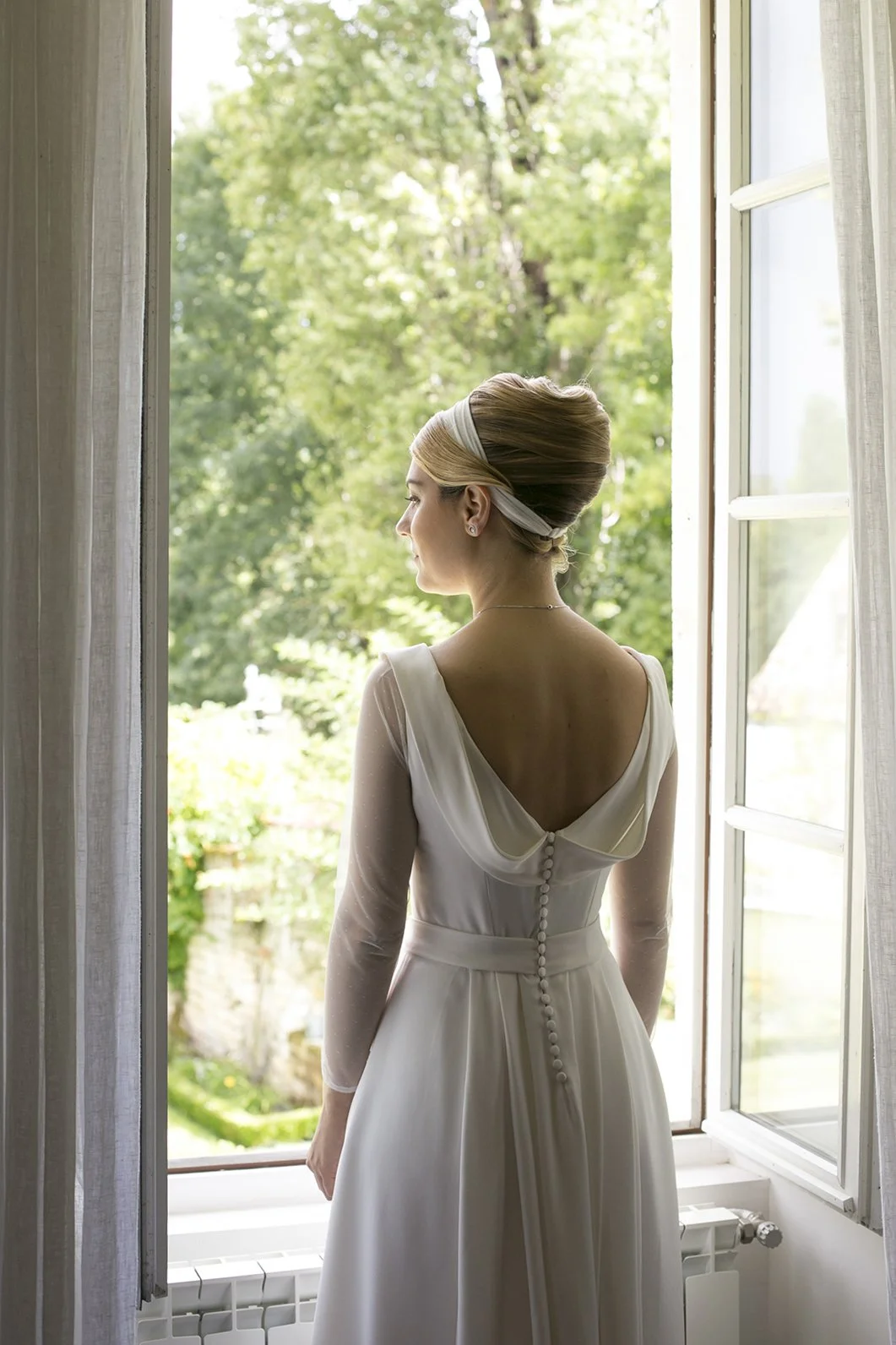 Robe de mariée sur mesure et dos arrondi.jpeg