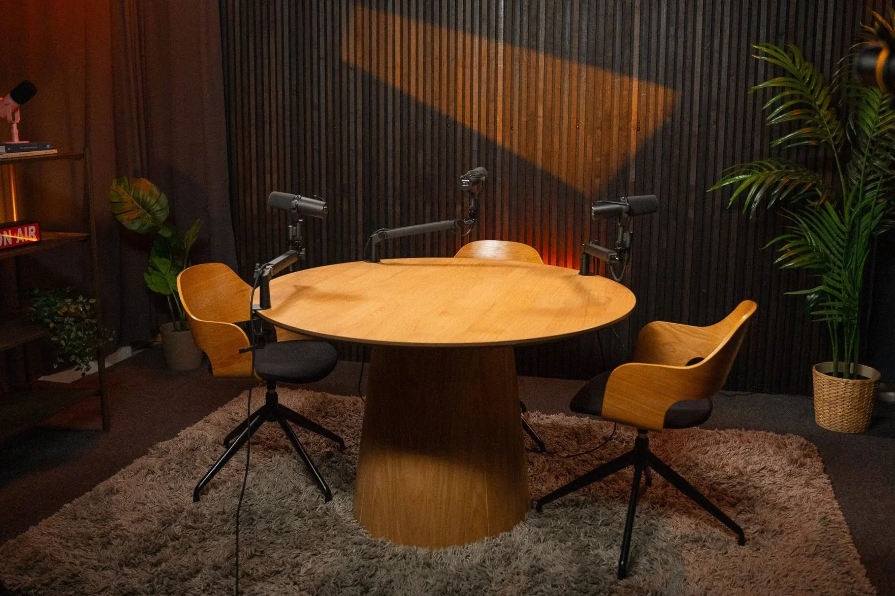 Optagelse af videopodcast med fire mikrofoner og tre kameraer i moderne podcast studie