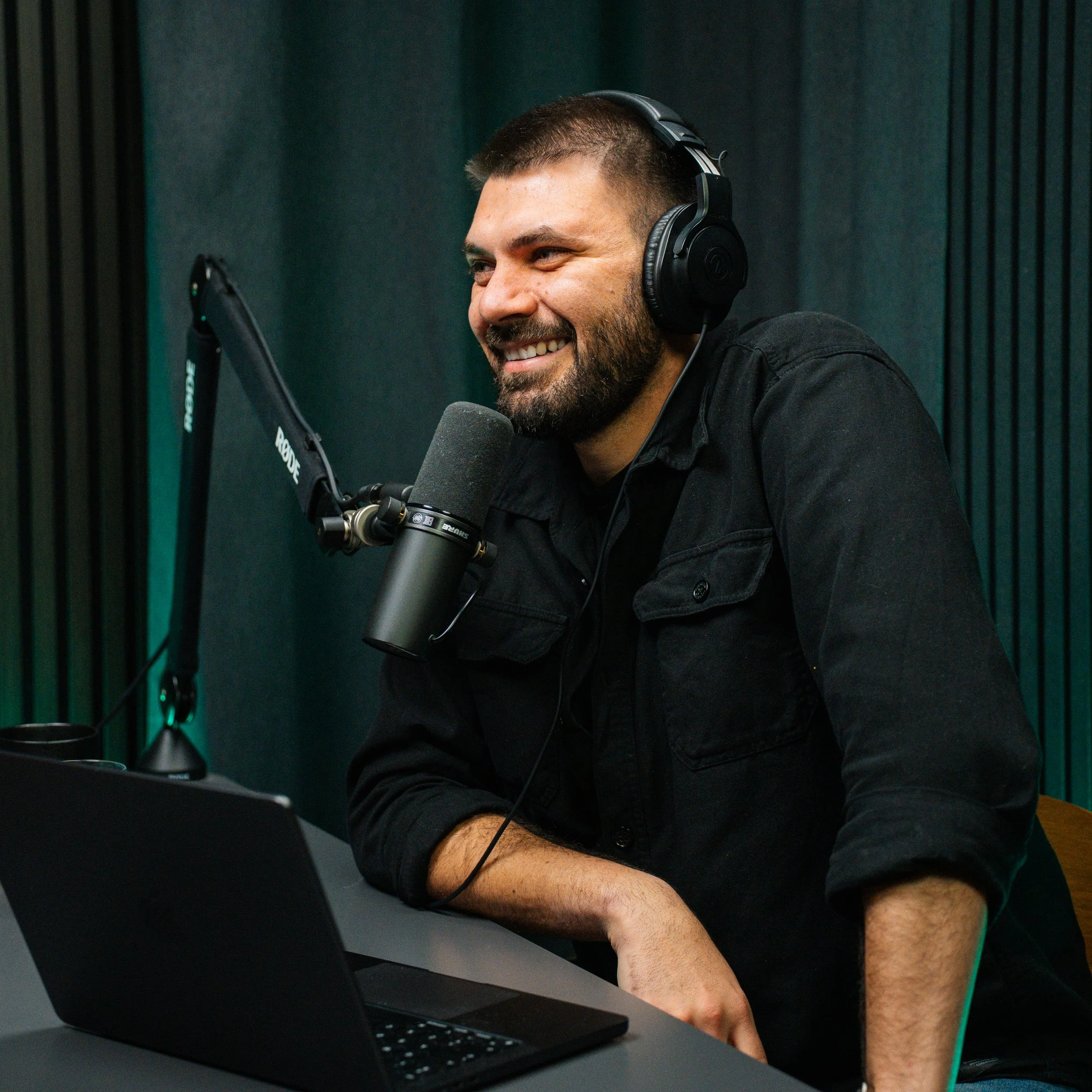 Forberedelse af podcast med bullets, noter og struktur før optagelse i professionelt podcast studie i København.