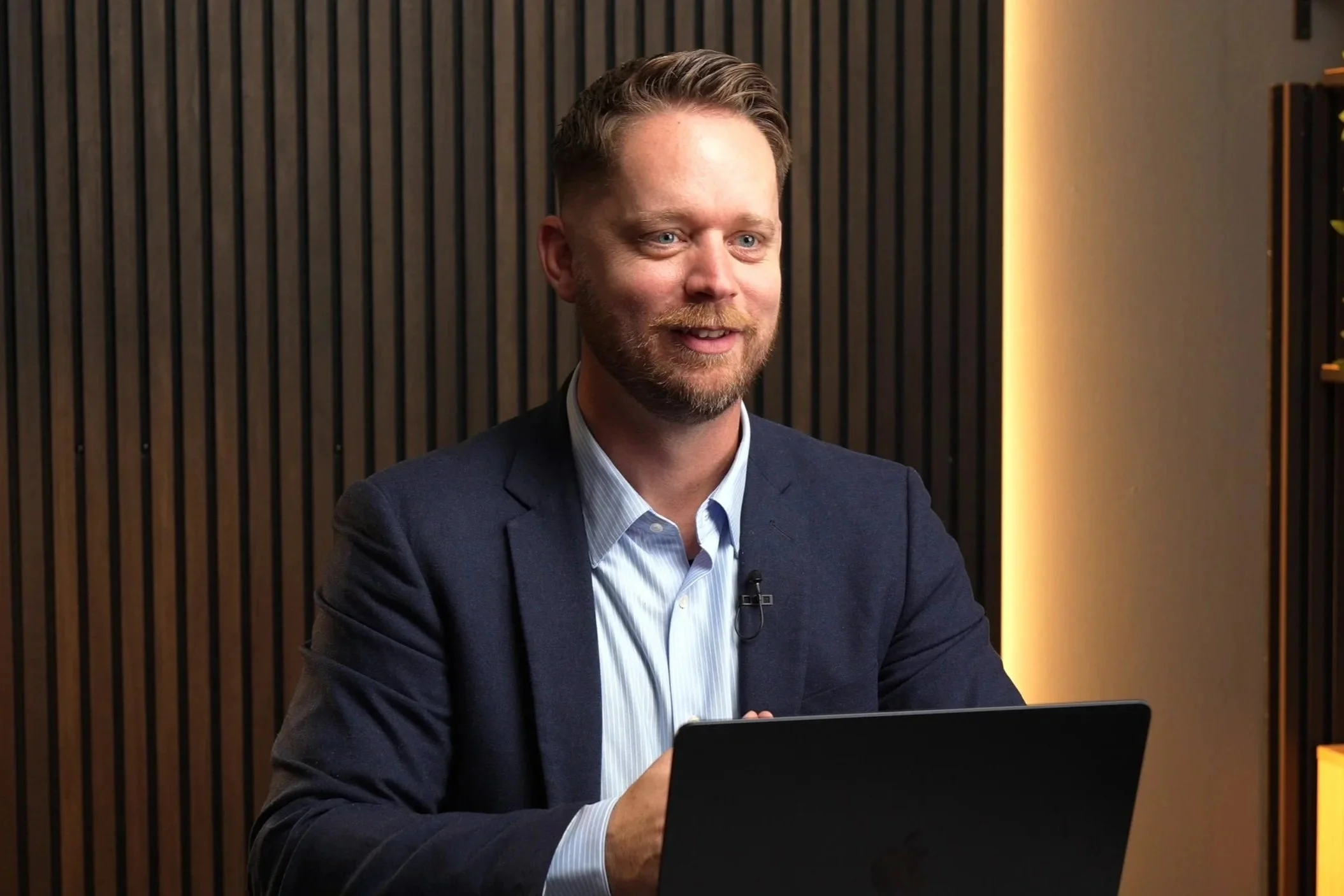 Underviser optager onlinekursus med PowerPoint i studie