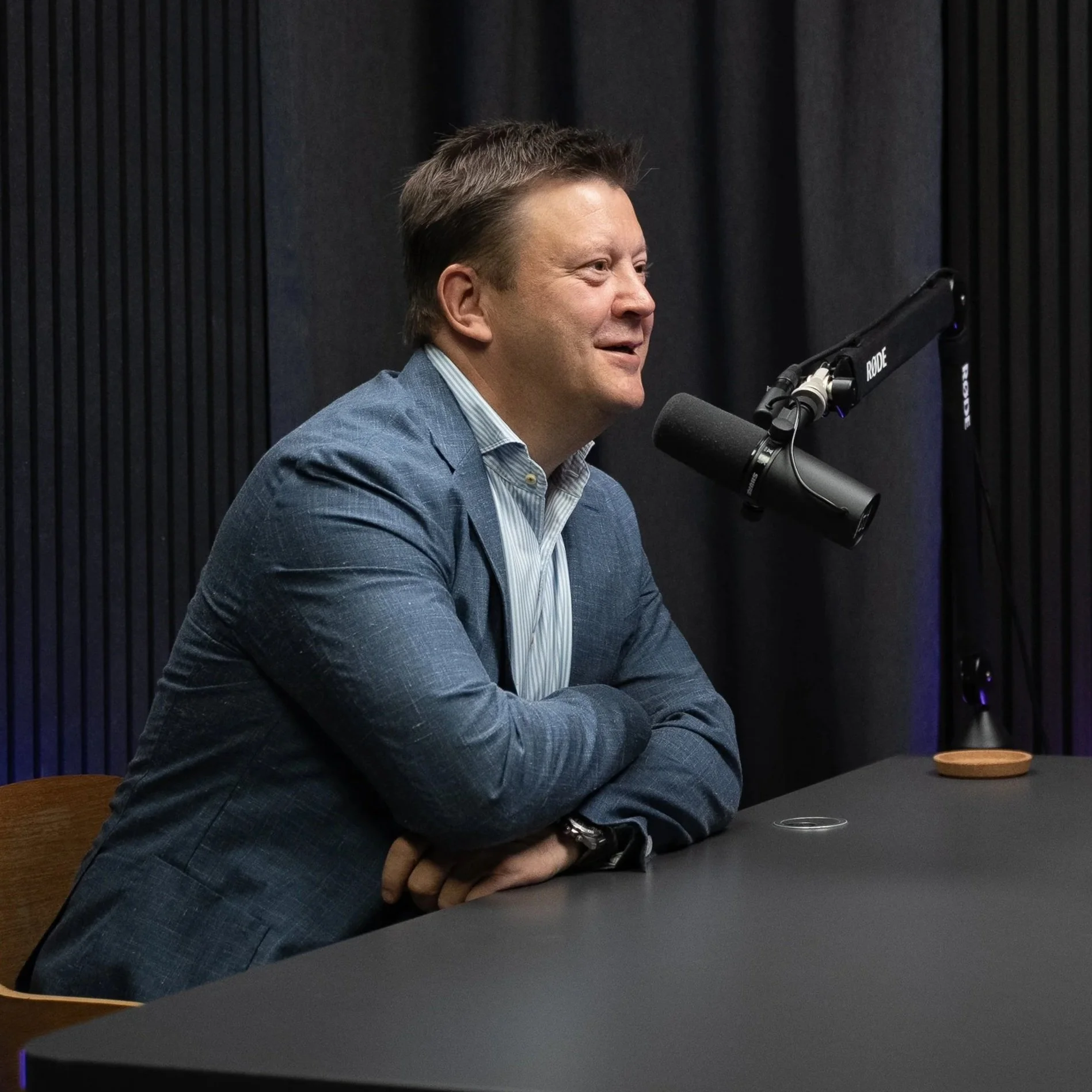 Hvordan styrer man en podcast-samtale uden manus?