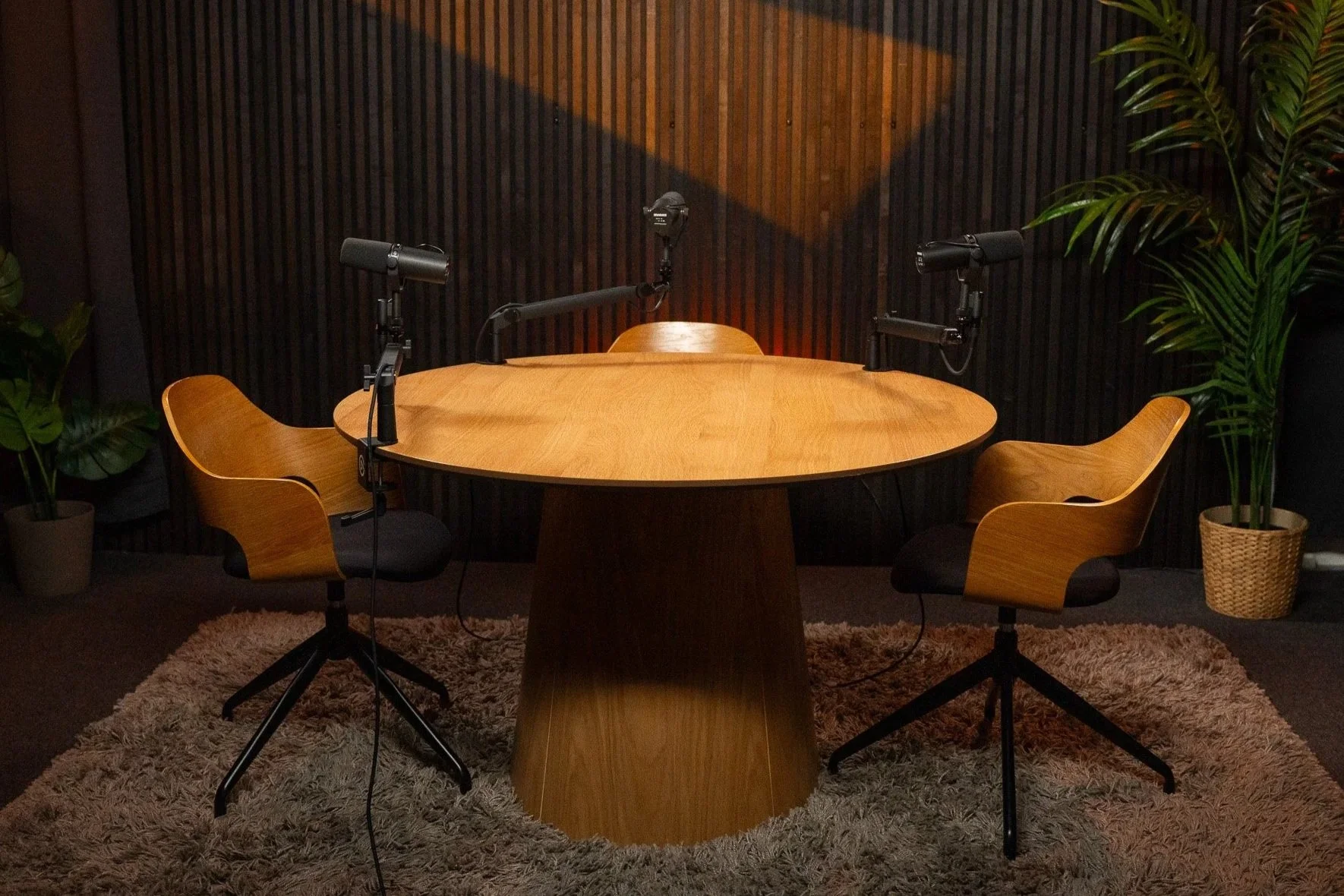 Professionelt podcast studie i København med flere kameravinkler og akustisk optimeret rum