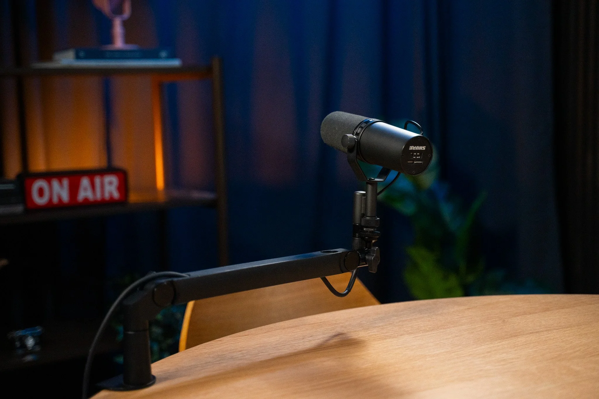 Professionelt podcast studie i København med flere kameravinkler og akustisk optimeret rum