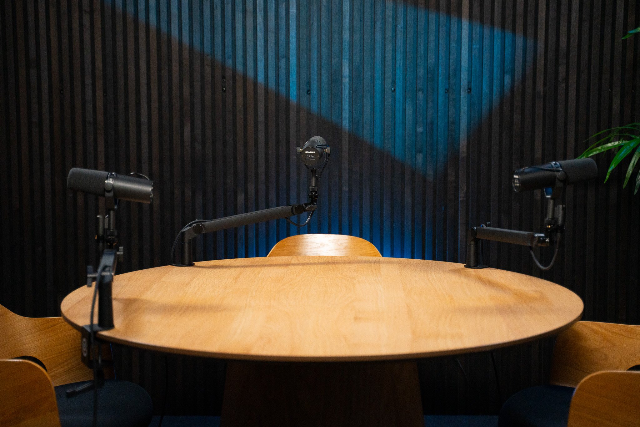 Professionelt podcast studie i København med flere kameravinkler og akustisk optimeret rum