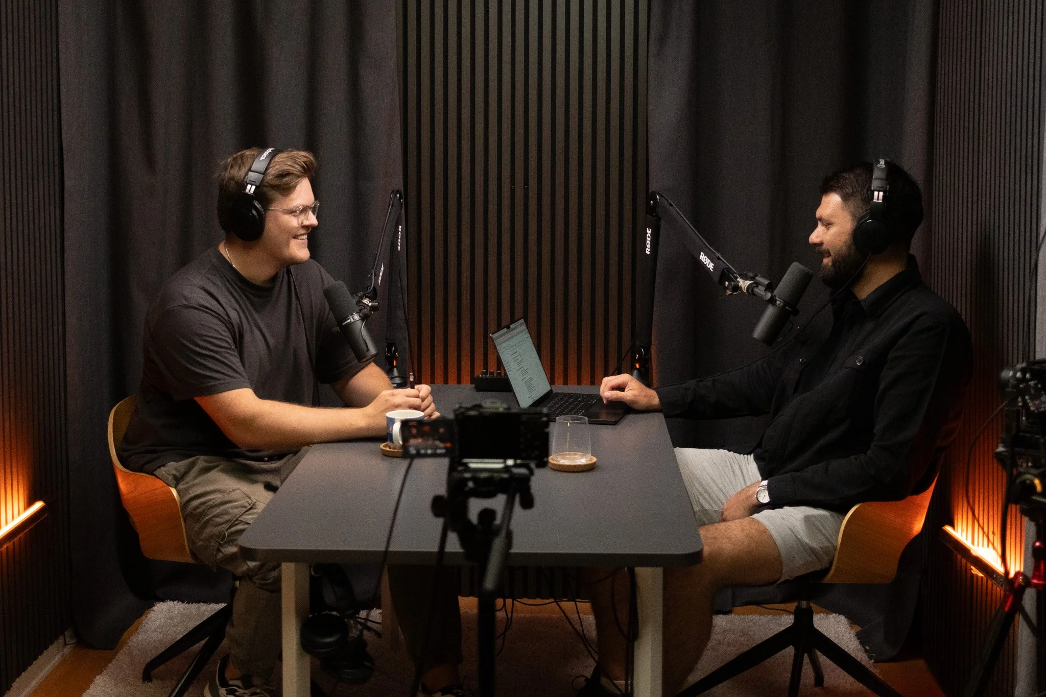 Gennemgang af videopodcast i podcast studie ved hjælp af Frame.io med kommentarer direkte på videoen.