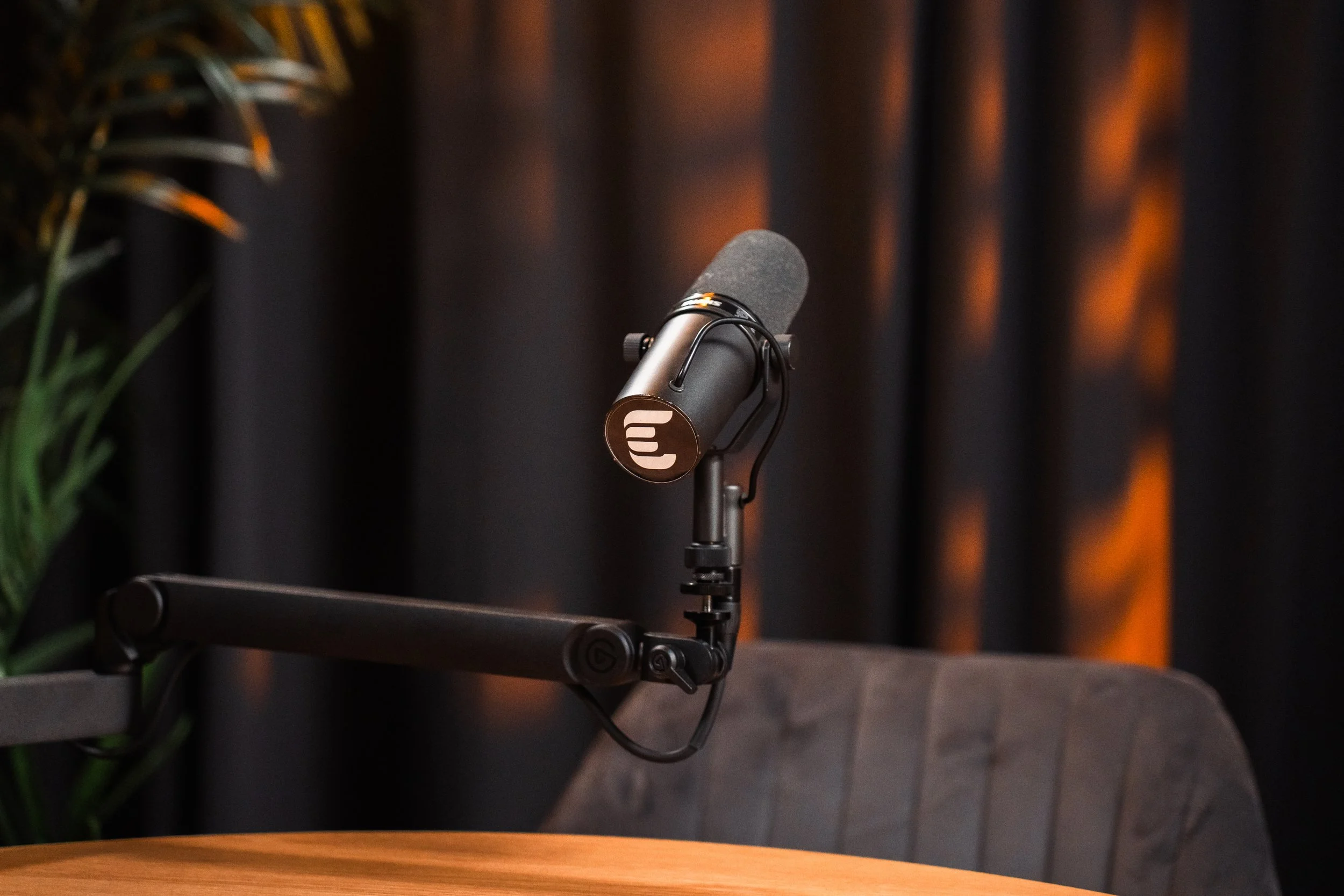 Bedste podcast studieudstyr til begyndere med mikrofoner, kamera og professionelt podcast setup