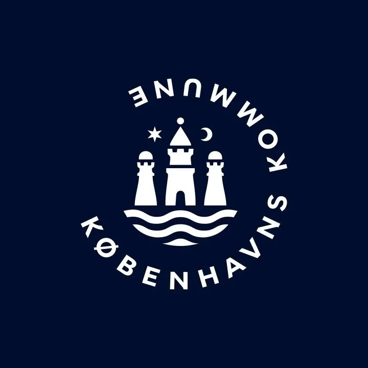 Professionelt podcast studie i København med flere mikrofoner og kameraer til video podcast