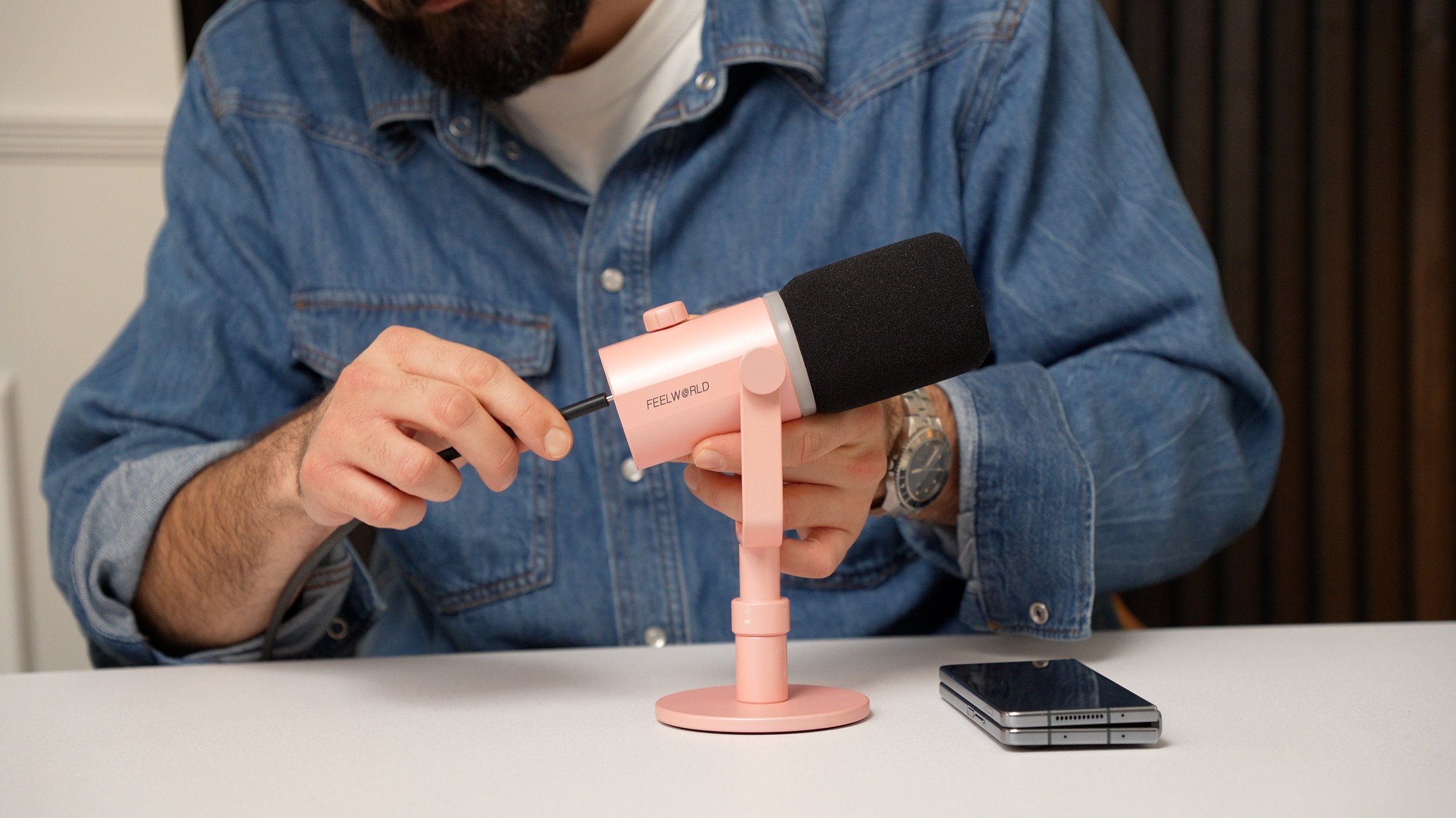 Online videopodcast optaget via Riverside med fokus på samtale og ro i et podcast studie setup.