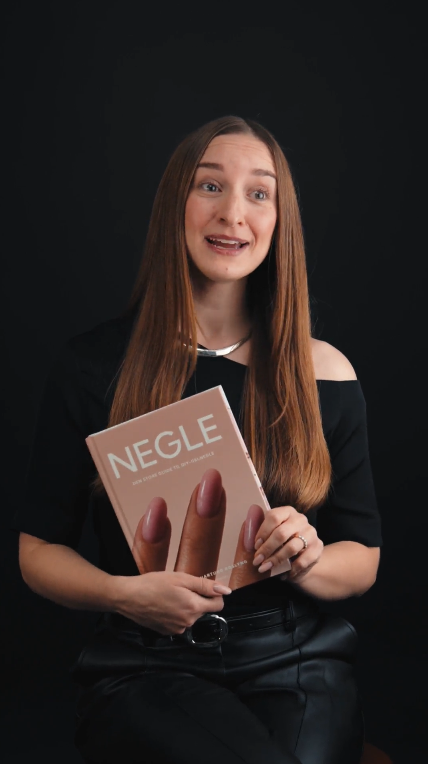 Kunde står foran kameraet under optagelse i content studie i København.