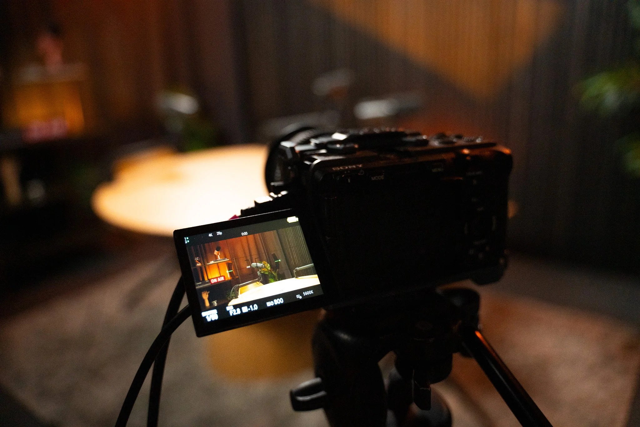 Optagelse af videopodcast med fire mikrofoner og tre kameraer i moderne podcast studie