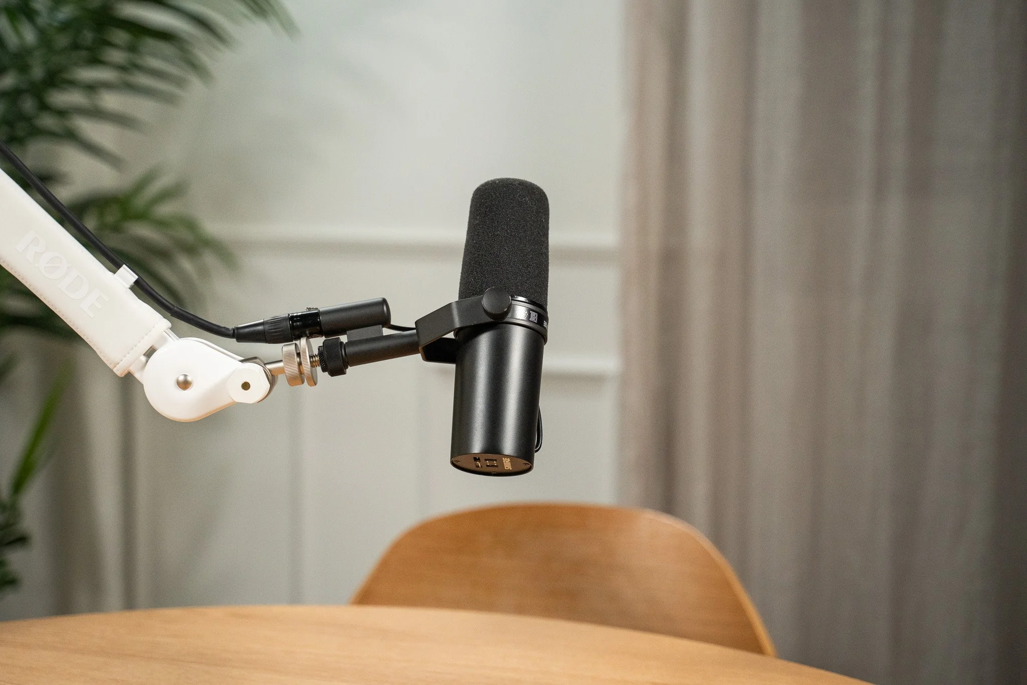 Podcast udstyr med mikrofoner og fast setup der sikrer stabil og ensartet lyd i podcast produktion