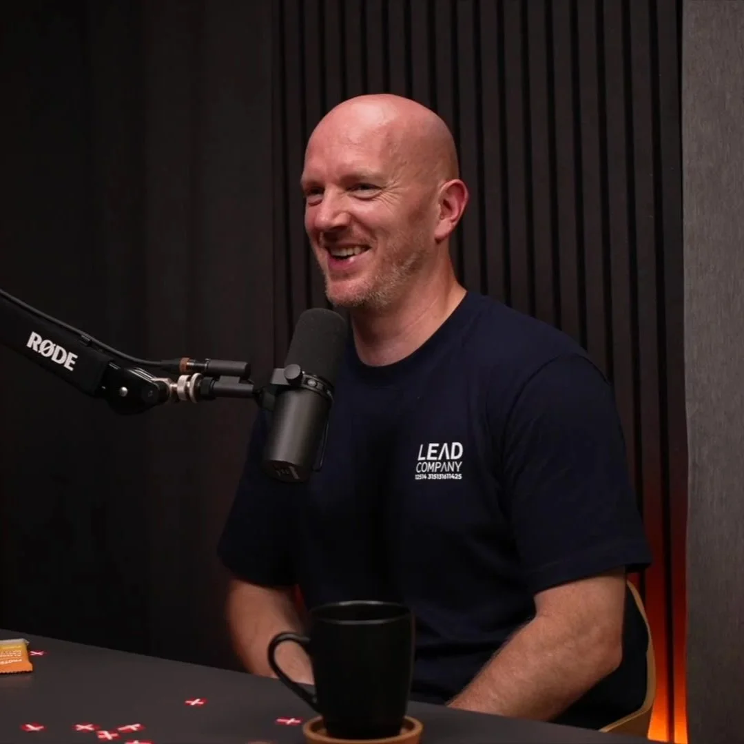 Moderne podcast studie i København med professionelt lyd- og video setup