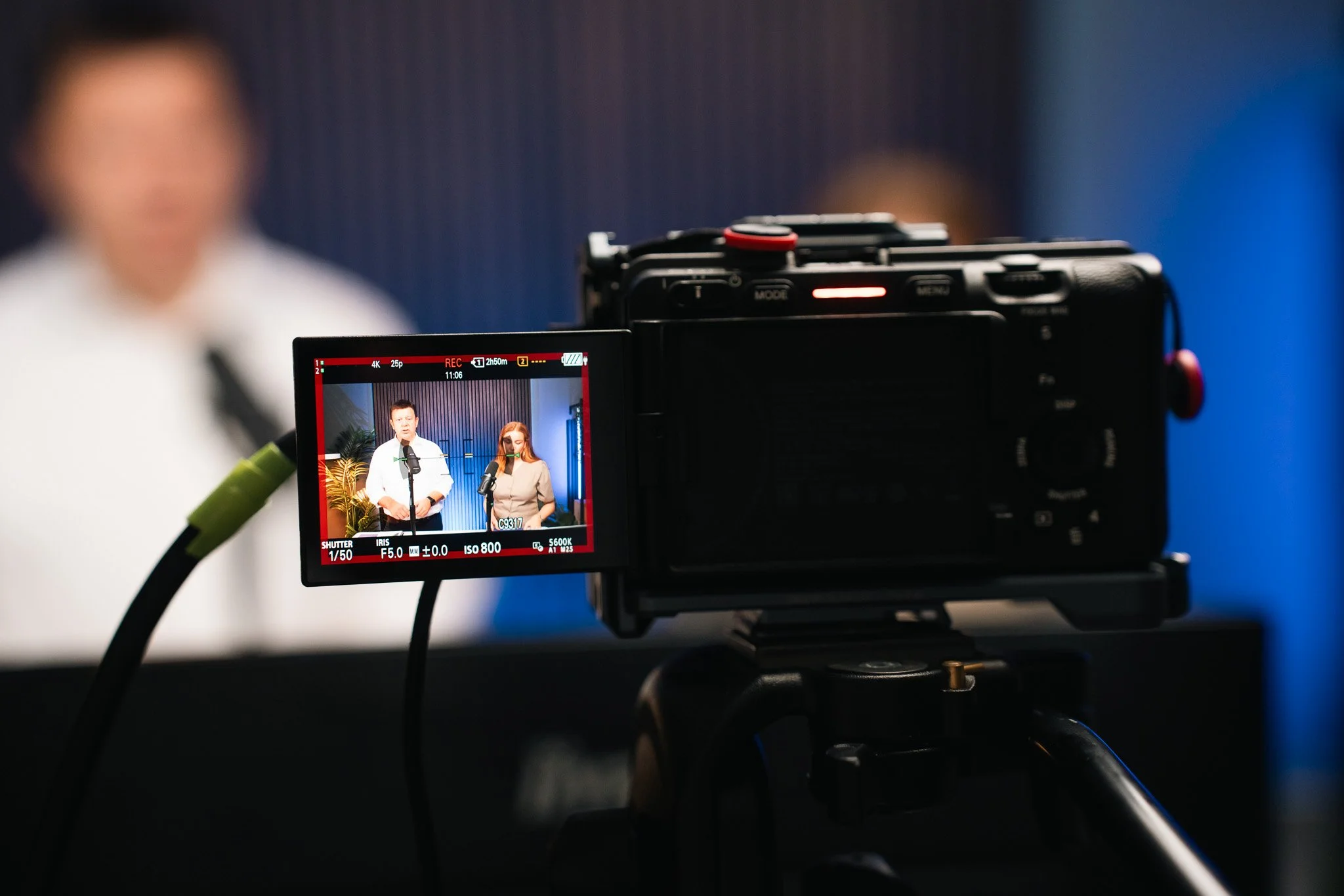 Udstyr til onlinekursus med kamera, mikrofon, lys og teleprompter
