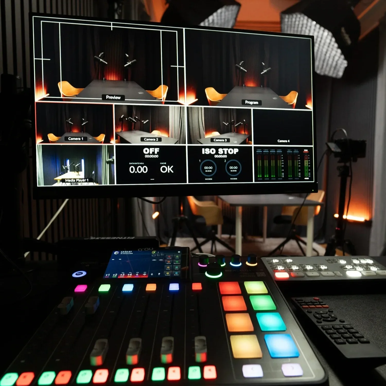 Podcast udstyr til livestream med ATEM Mini ISO og RØDECaster Video