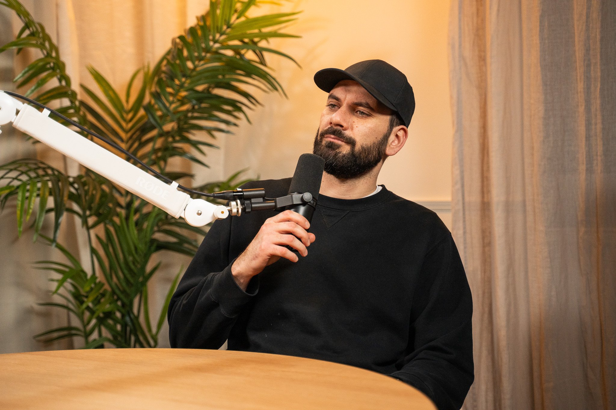 Podcastoptagelse i gang uden perfekt setup for at fokusere på handling og indhold