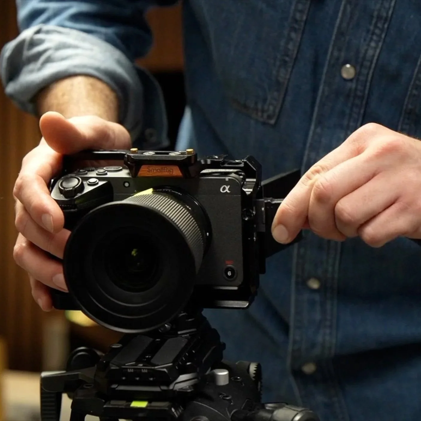 Videoproduktion i studie med flere optagelser til virksomhed