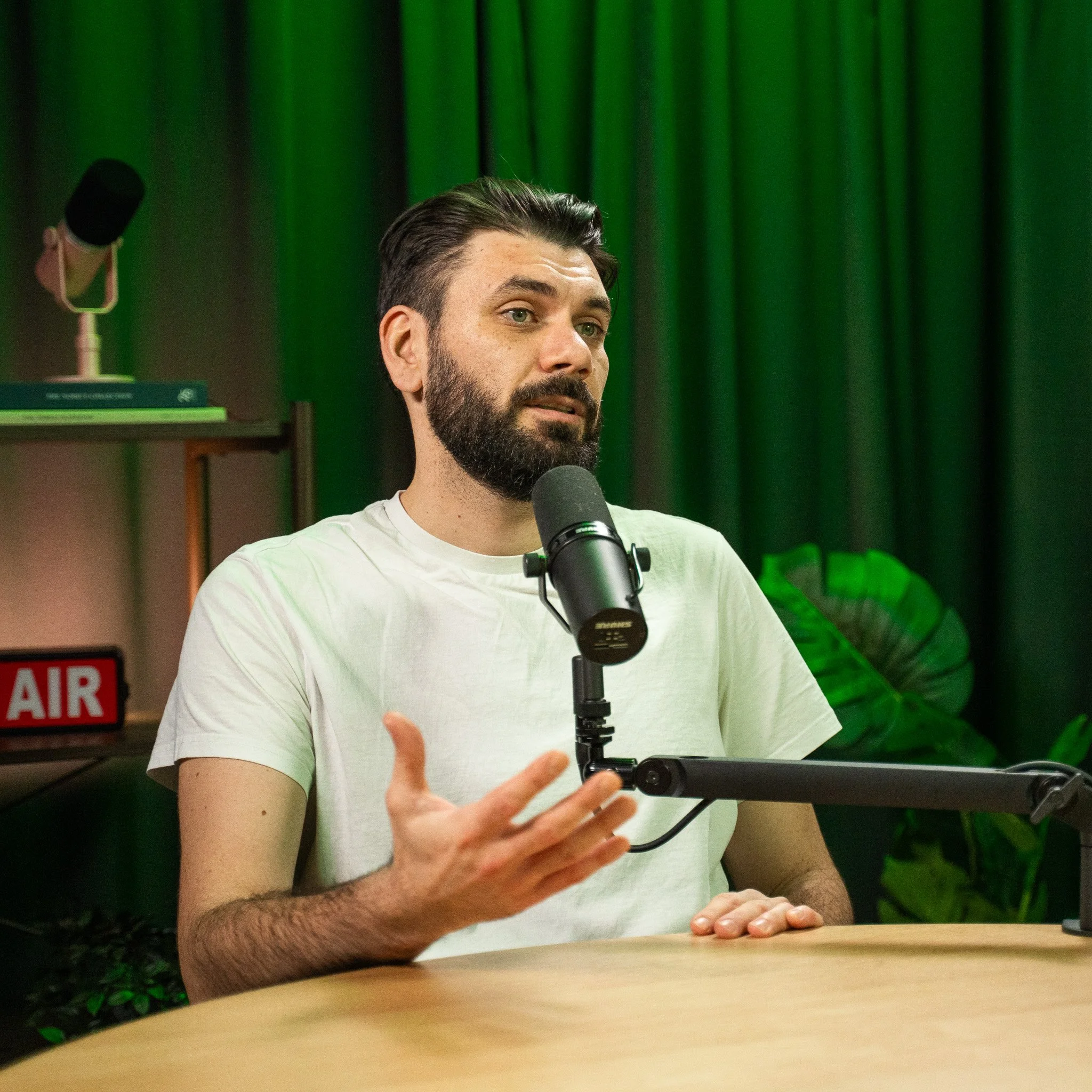 Video podcast med professionel lysopsætning, der skaber dybde og et skarpt visuelt udtryk.