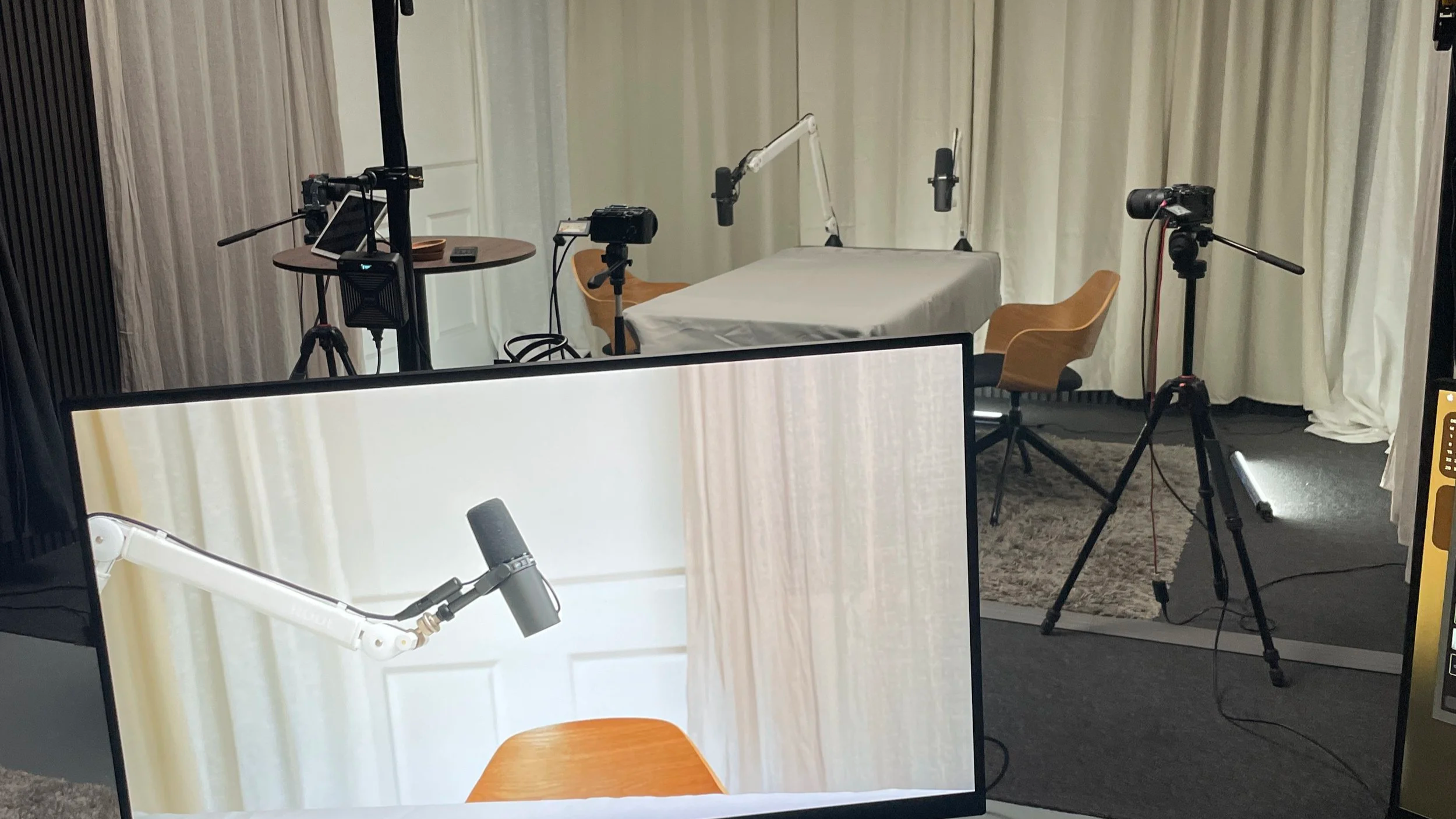 Videopodcast optaget i podcast studie med tre kameravinkler, der skaber dynamisk og rolig seeroplevelse.