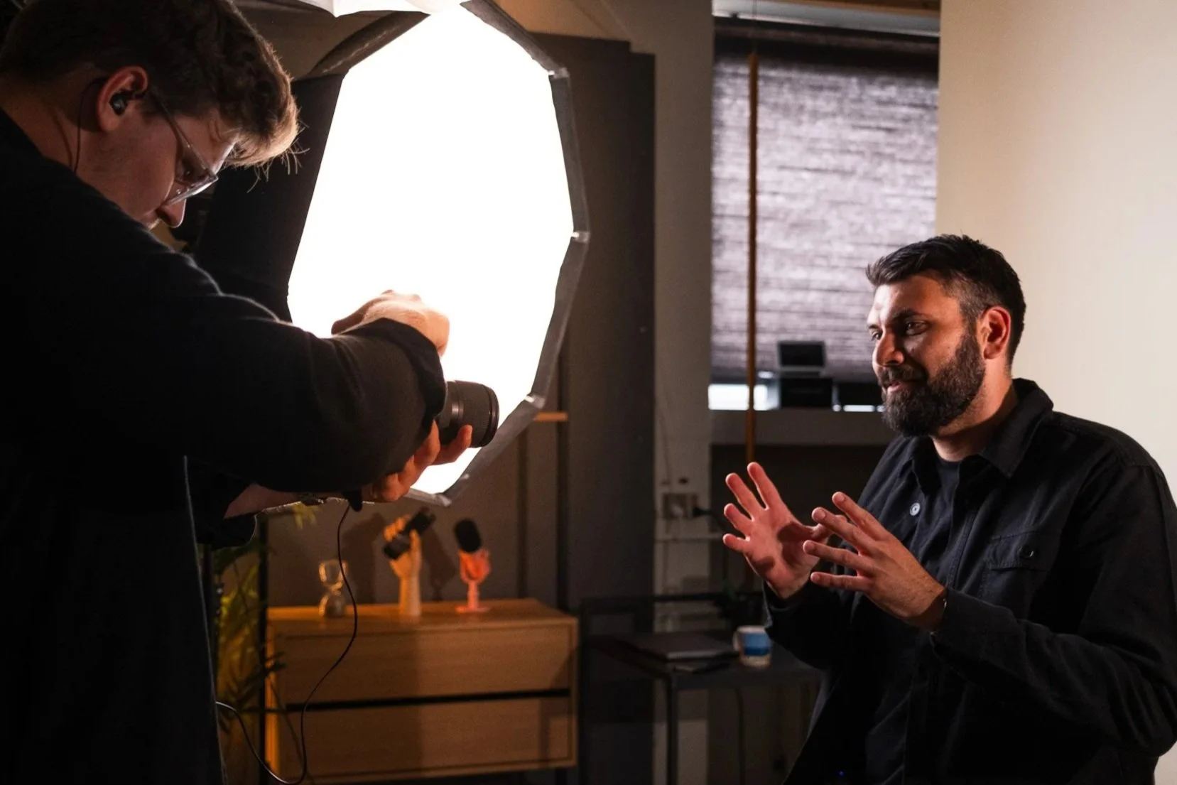 Optagelse af onlinekursus med kamera og teleprompter i professionelt studie