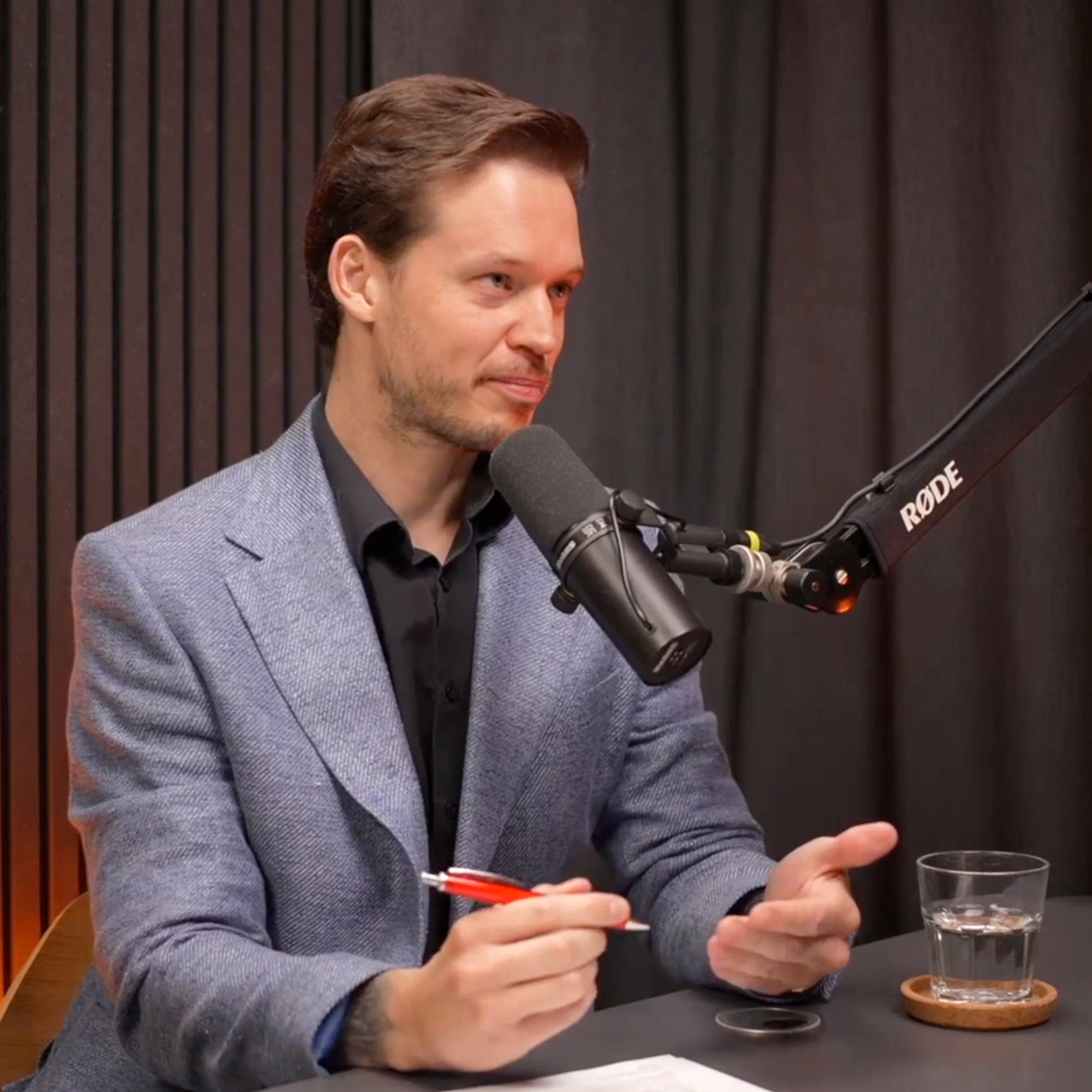 Professionelt podcast studie i København med flere mikrofoner og kameraer til video podcast