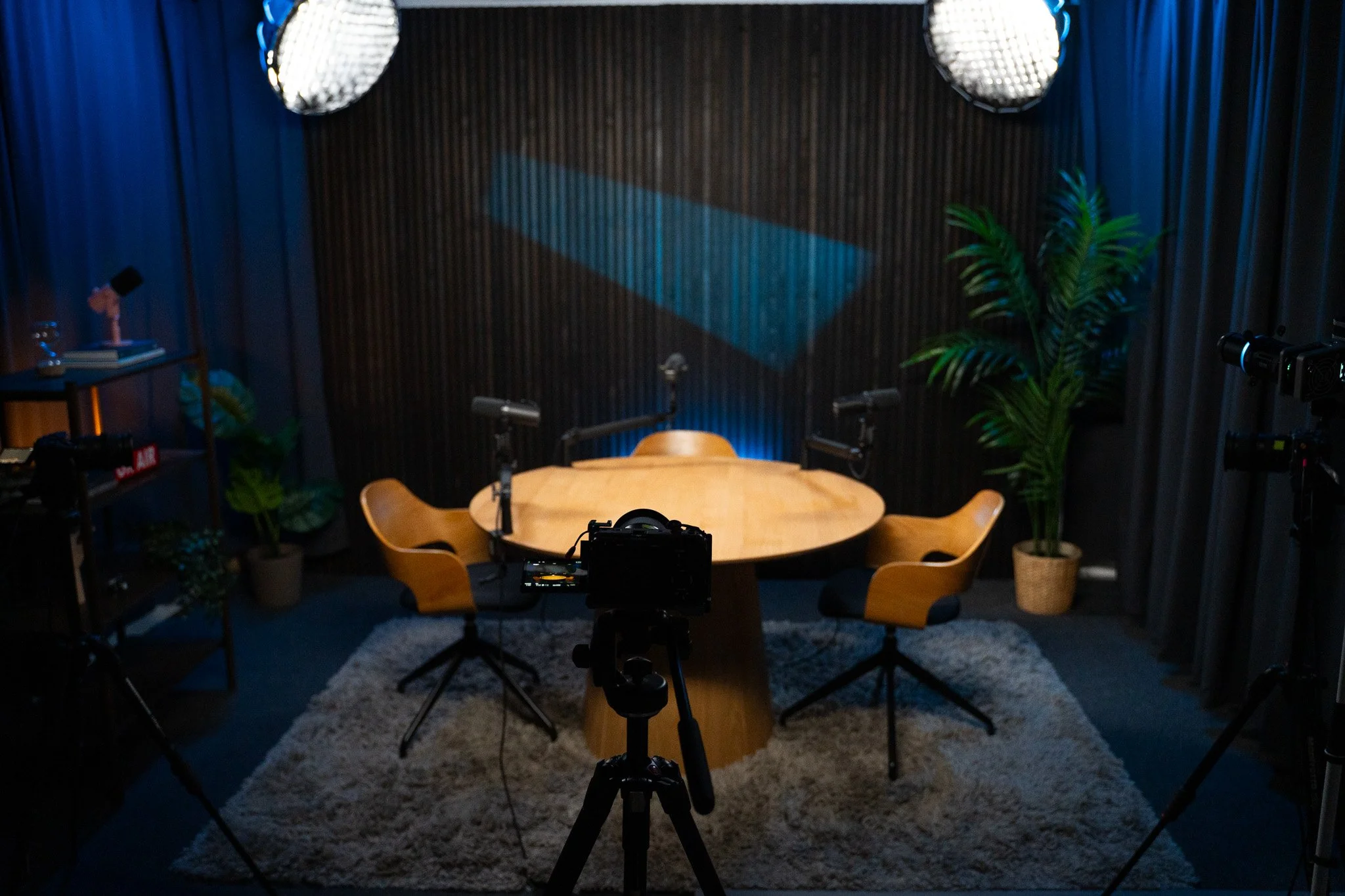 Professionel video podcast optaget i podcast studie med fokus på lyd, lys og struktur