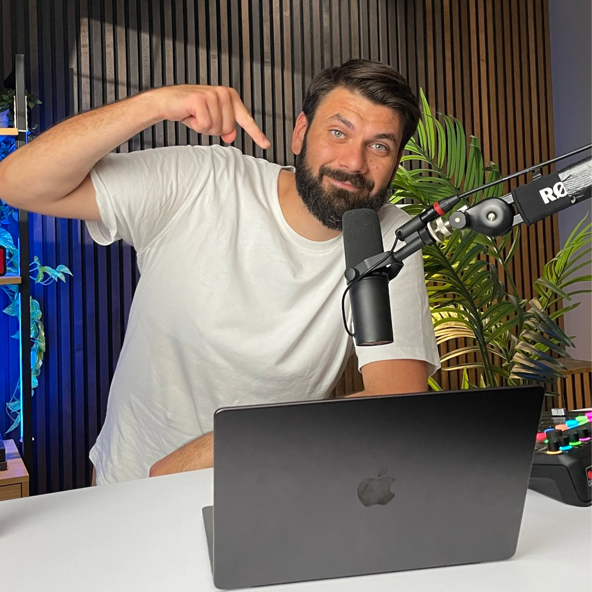 Forberedelse til onlinekursus optagelse med kamera, teleprompter og professionelt lys