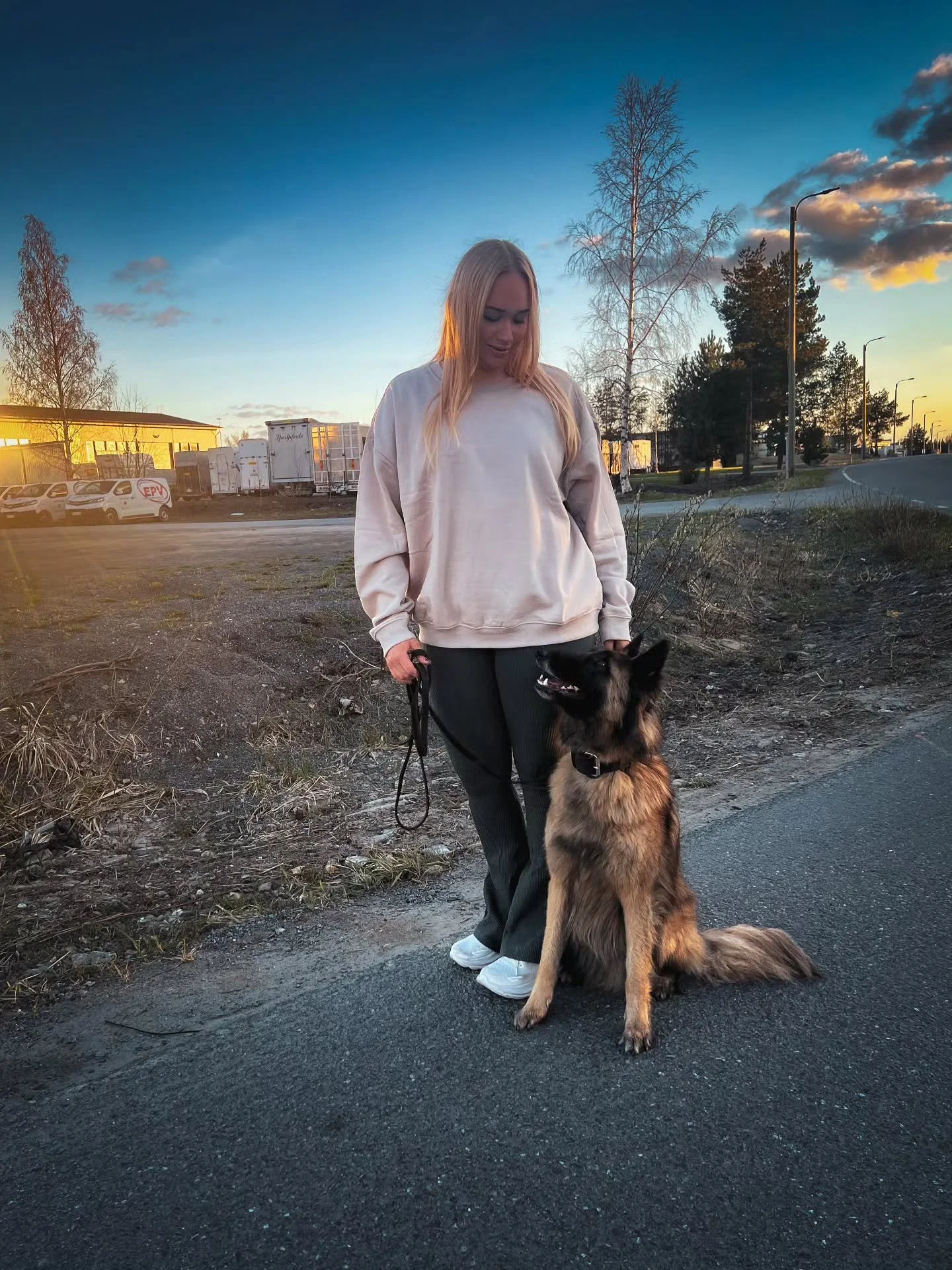 Ollut niin menoa ja meininki&auml;, ett&auml; on vallan somettaminenkin j&auml;&auml;nyt.  Pelastus-teeman ymp&auml;rill&auml; meni viime viikolla monta p&auml;iv&auml;&auml;, kun oli pelastuslaitoksen kanssa yhteistoimintaharjoitus, johtopaikka-koul