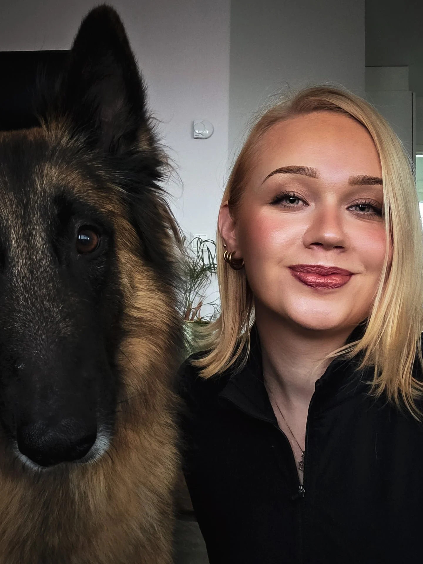 Tultiin vaan Marvelin kanssa kertomaan, ett&auml; t&auml;ll&auml; viikolla oon valmistunut ja plakkarissa on nyt el&auml;intenkouluttajan erikoisammattitutkinto osaamisalana ty&ouml;- ja urheilukoirat😍🔥