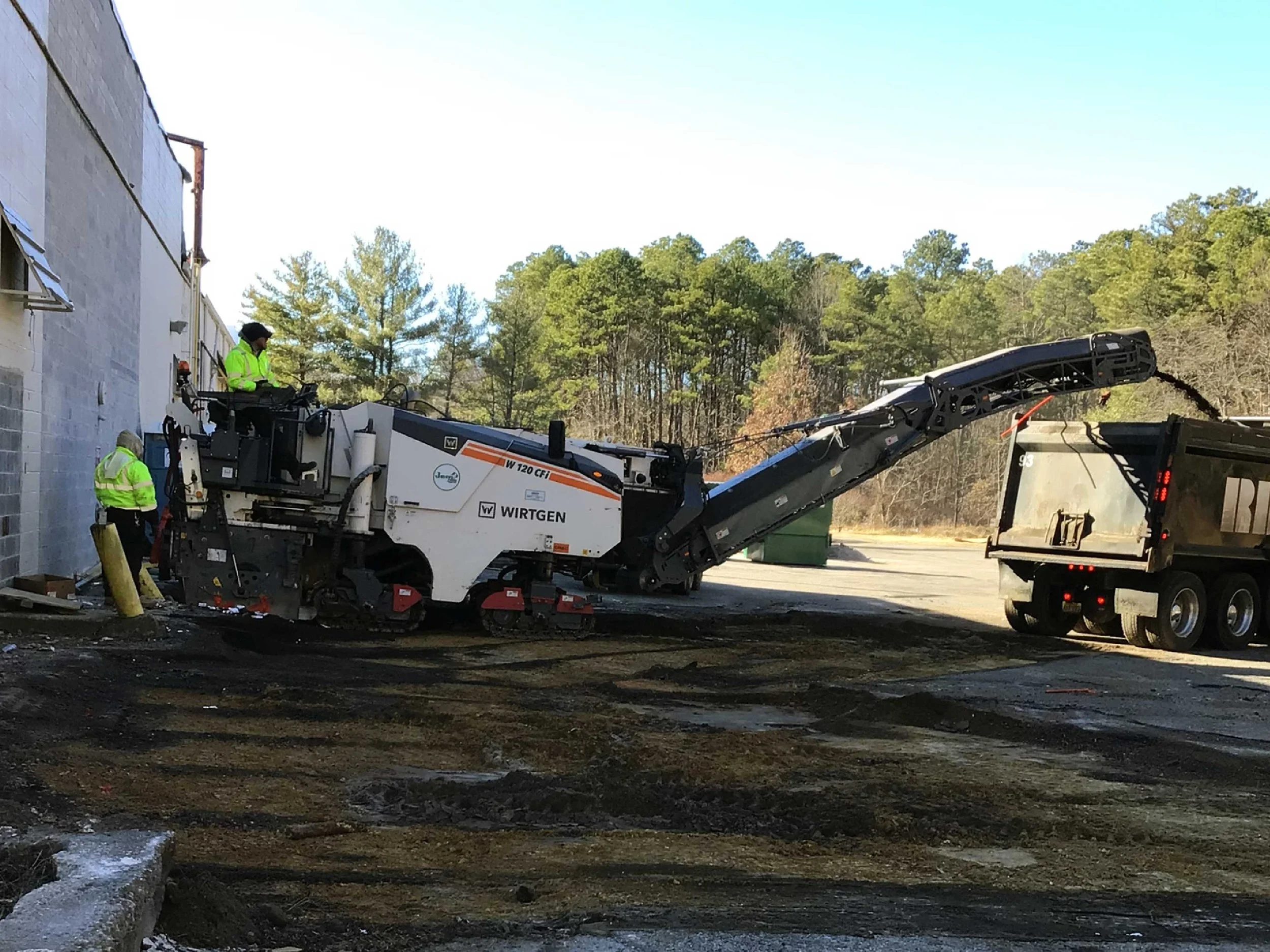 Milling machine placing clean, consistent cut