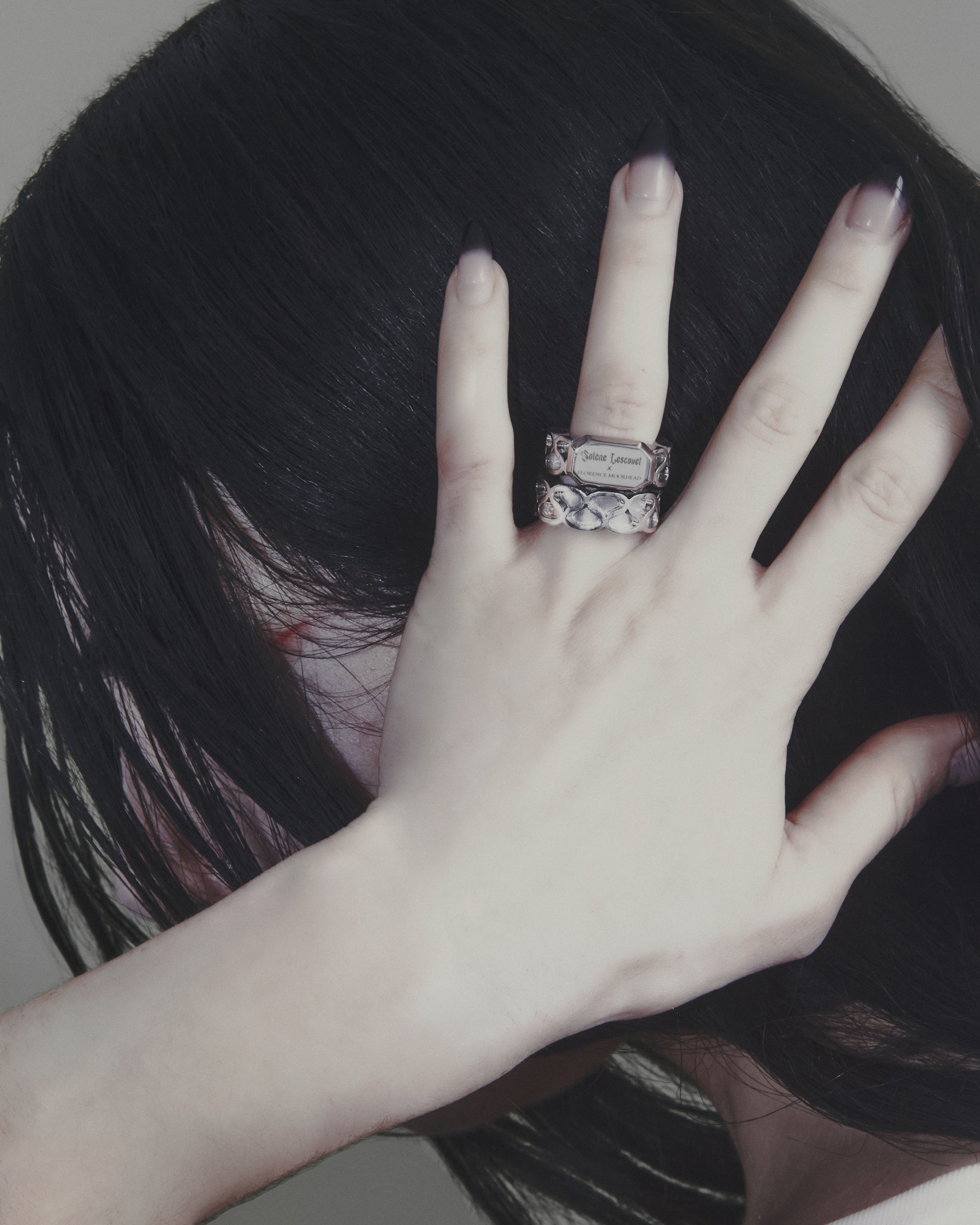 bague en métal à motif crénelé et gravure "Solène Lescouet x Florence Moorhead" porter louise