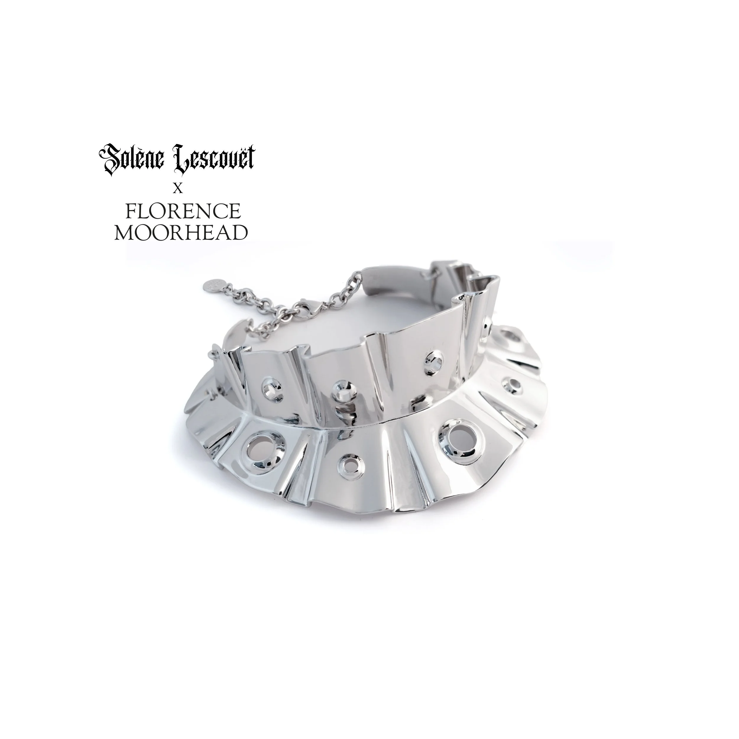 Collier torque à motif ondulé et ajouré collaboration Solène Lescouët vue de profil