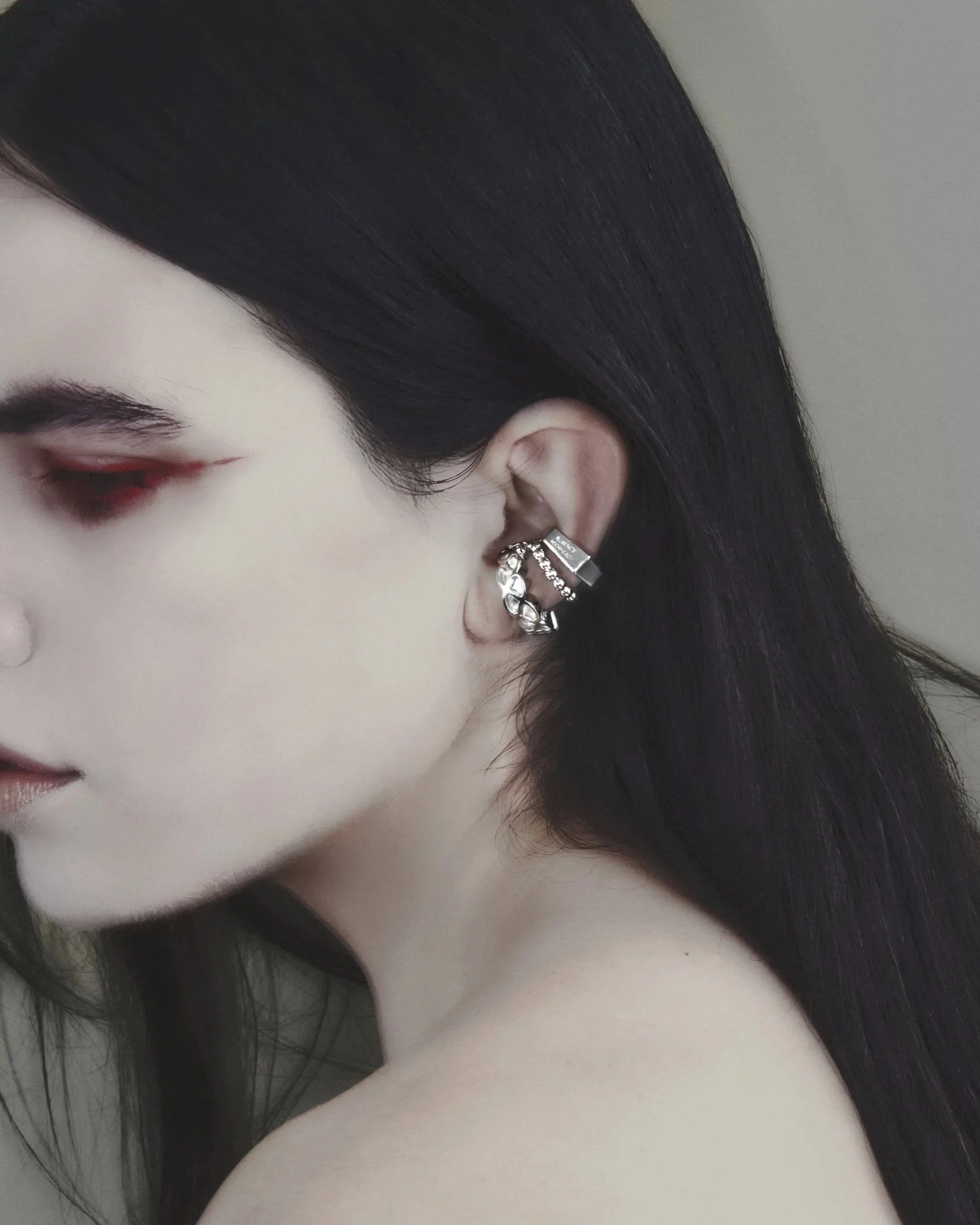 earcuff trompe l'oeil multiple anneaux en métal à motif crénelé et gravure "Solène Lescouet x Florence Moorhead" porter louise