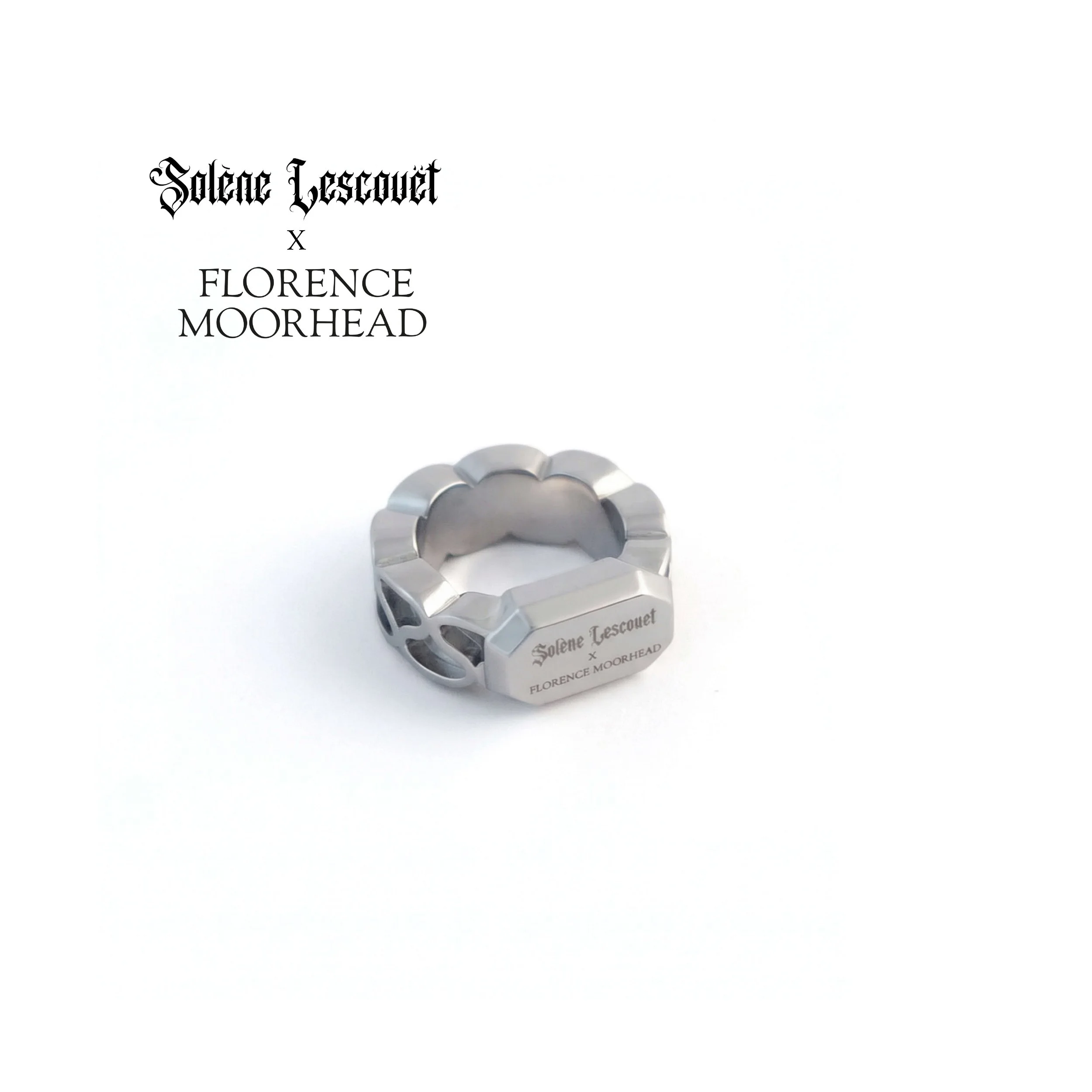 bague en métal à motif crénelé et gravure "Solène Lescouet x Florence Moorhead" vue de profil
