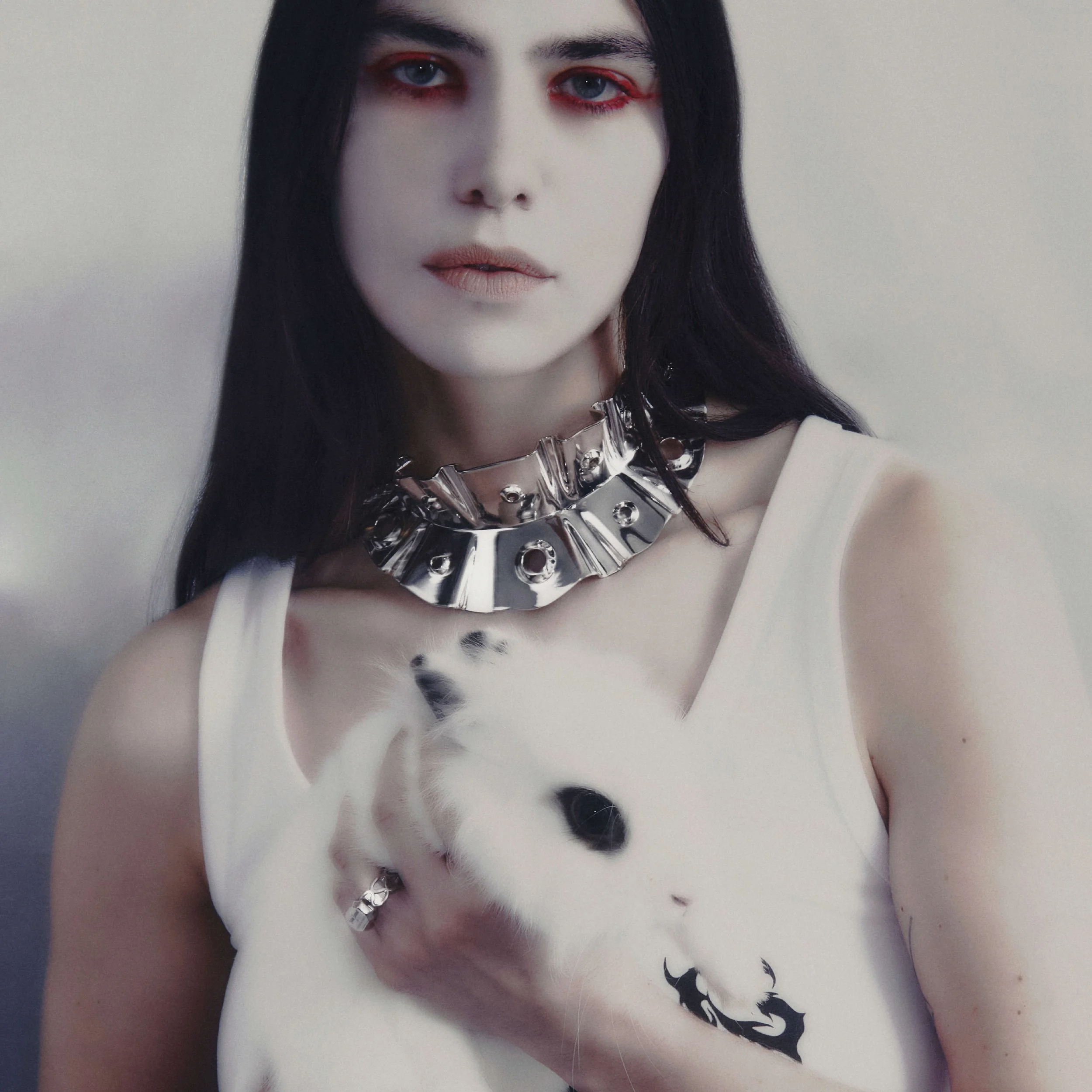 Collier torque à motif ondulé et ajouré collaboration Solène Lescouët porter lapin