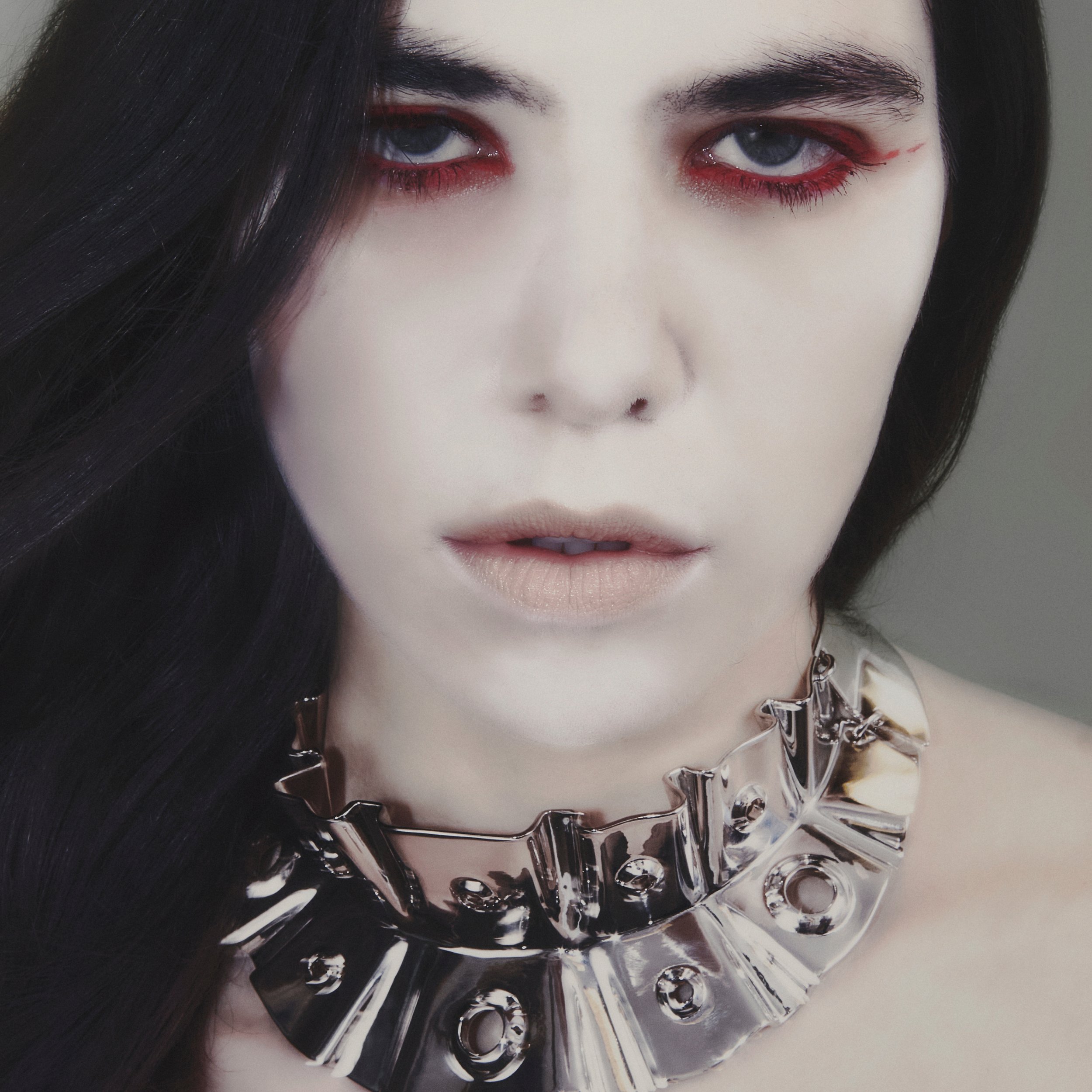 Collier torque à motif ondulé et ajouré collaboration Solène Lescouët porter close up