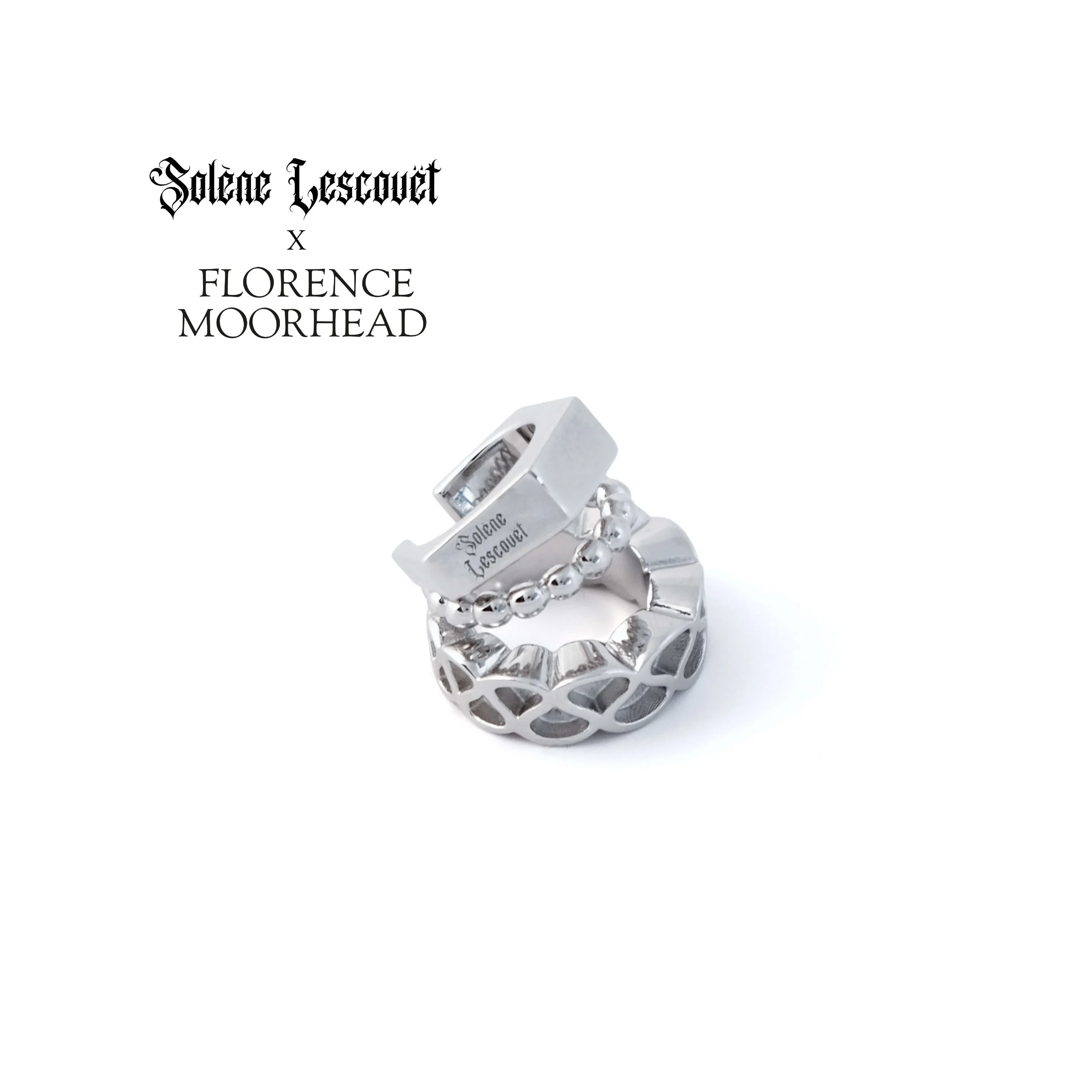 earcuff trompe l'oeil multiple anneaux en métal à motif crénelé et gravure "Solène Lescouet x Florence Moorhead" vue de profil