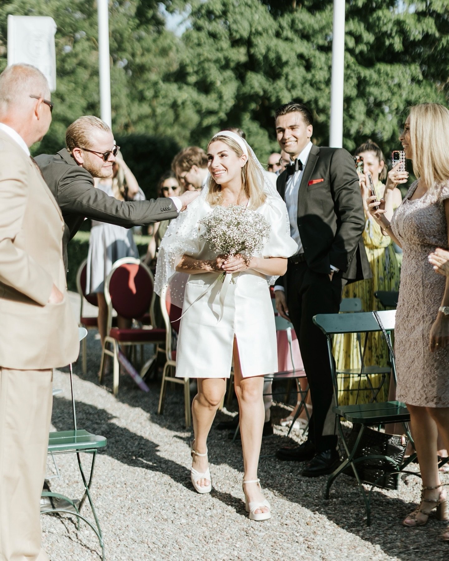 Oh June, how magical you are! Everything blooms in vibrant colors of joy 💗 It&rsquo;s the perfect season for weddings and savoring summer with loved ones &mdash; Tack till detta underbara brudparet f&ouml;r att du skapade s&aring; vackra stunder med